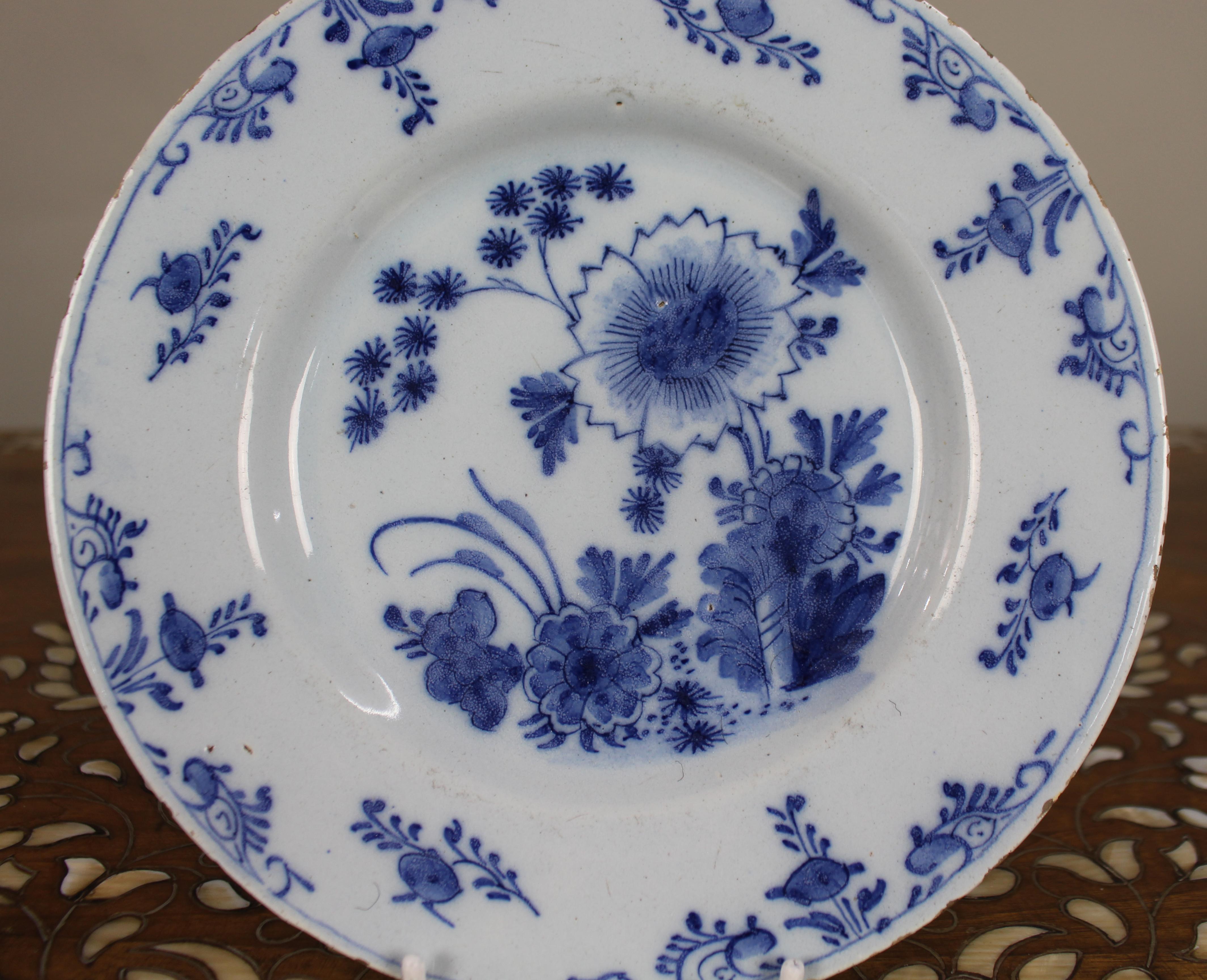 Néerlandais Assiette à fleurs bleu et blanc de Delft du XVIIIe siècle, c.1770 en vente