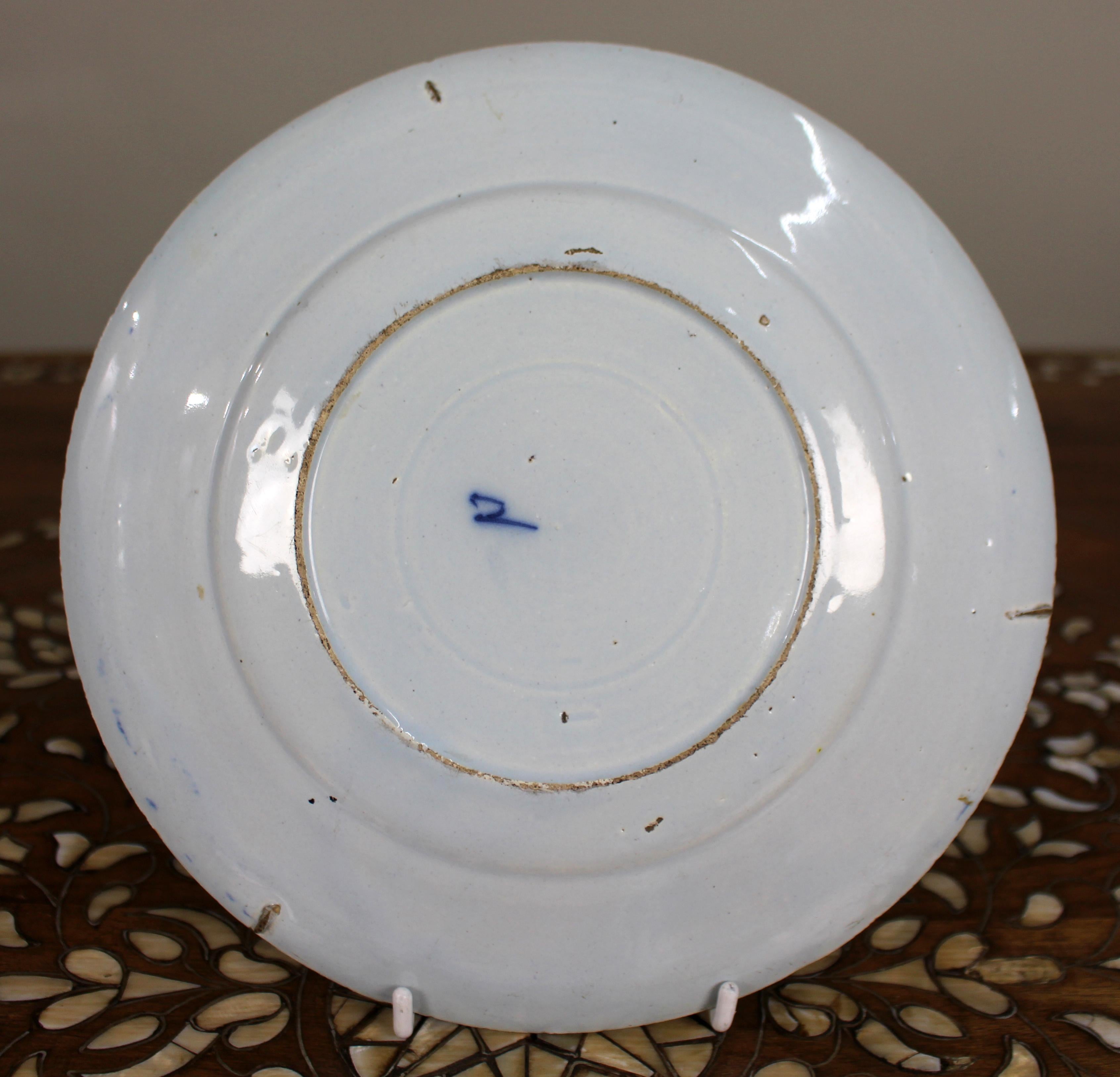 Vernissé Assiette à fleurs bleu et blanc de Delft du XVIIIe siècle, c.1770 en vente