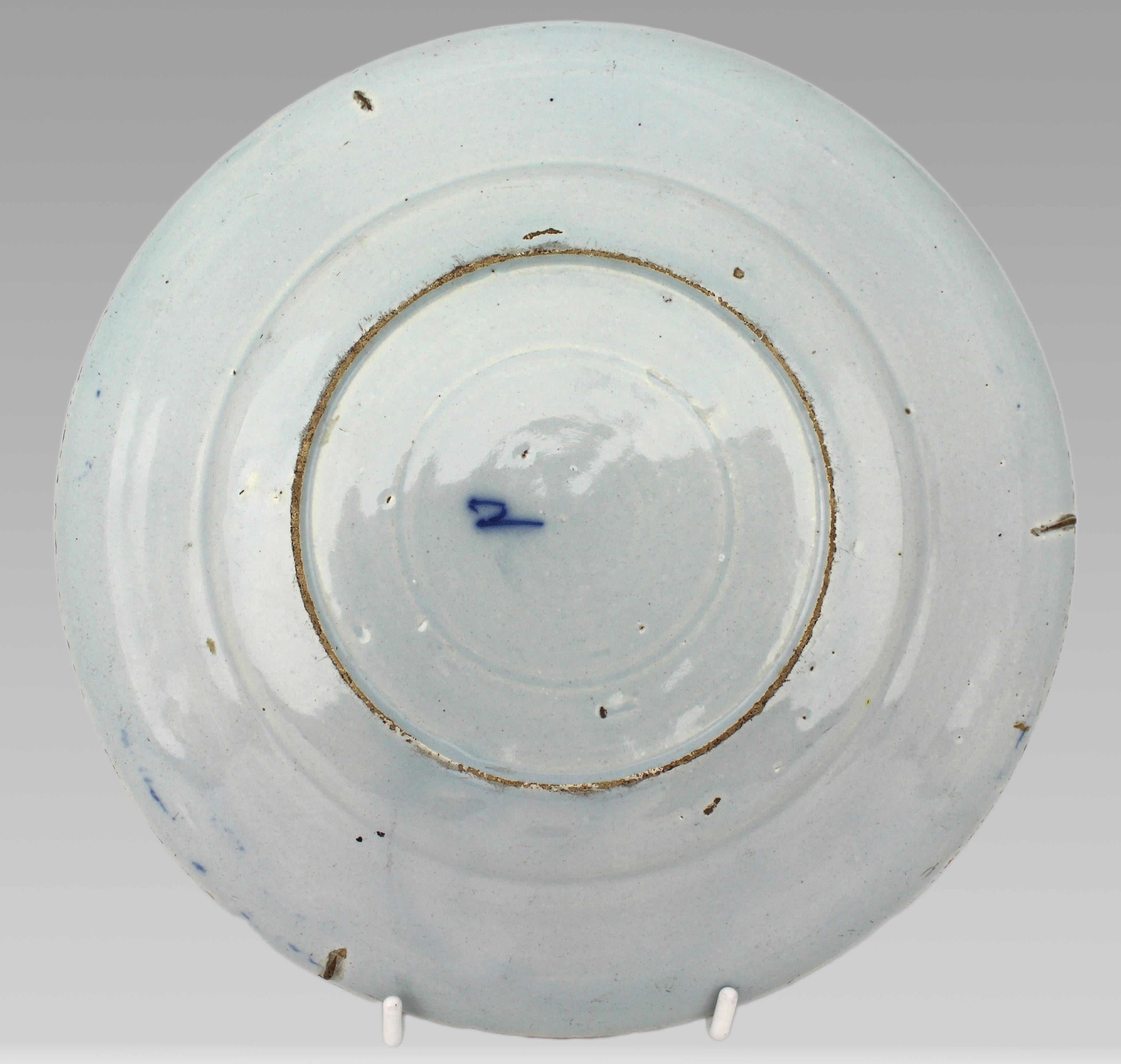 Assiette à fleurs bleu et blanc de Delft du XVIIIe siècle, c.1770 en vente 2