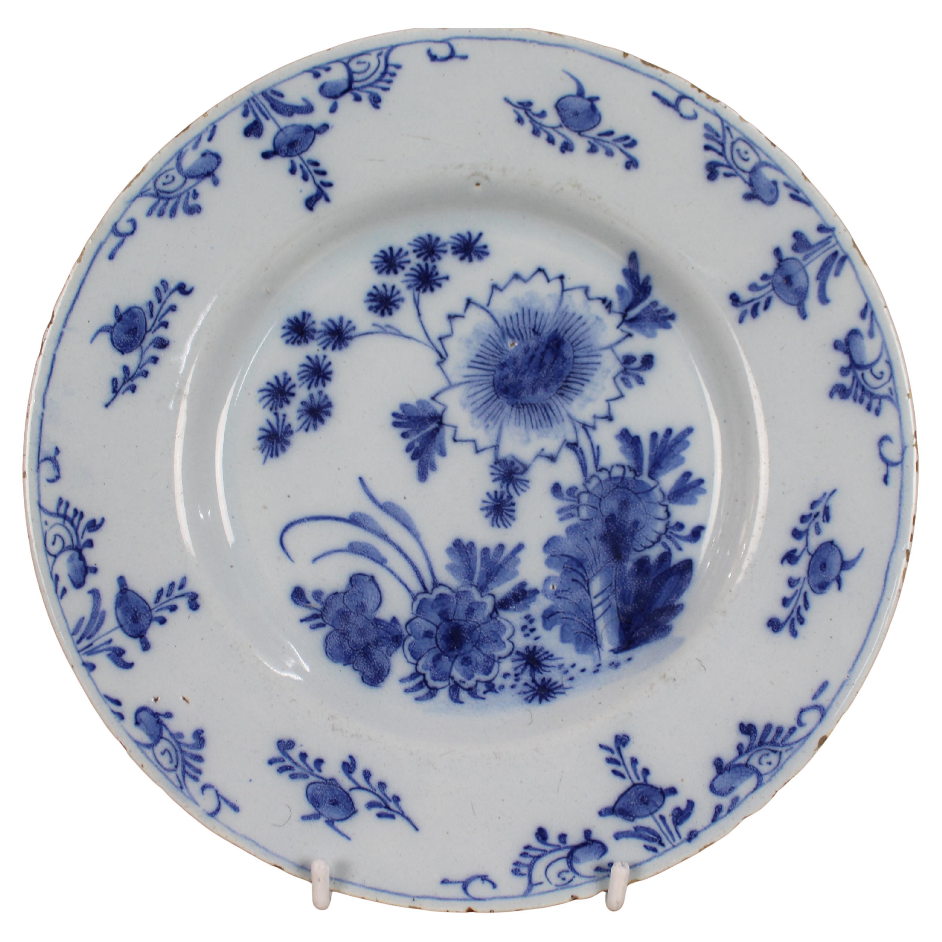Assiette à fleurs bleu et blanc de Delft du XVIIIe siècle, c.1770 en vente
