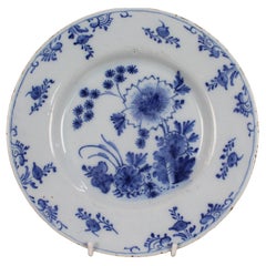 Assiette à fleurs bleu et blanc de Delft du XVIIIe siècle, c.1770