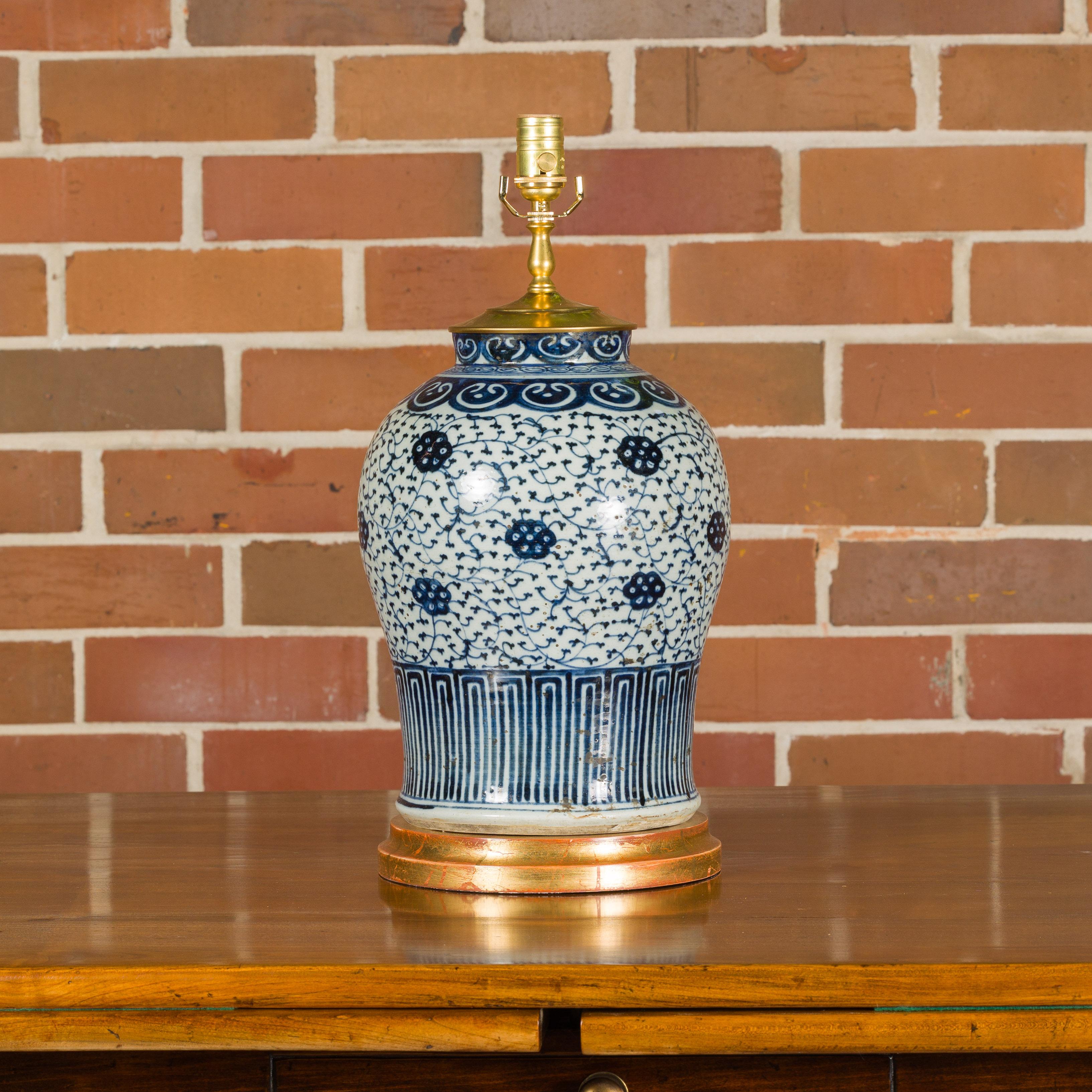 Un vase en porcelaine bleu et blanc de Delft du 18e siècle transformé en lampe de table montée sur une base circulaire en bois doré et câblée pour les États-Unis. Ce vase en porcelaine bleue et blanche de Delft du XVIIIe siècle, aujourd'hui