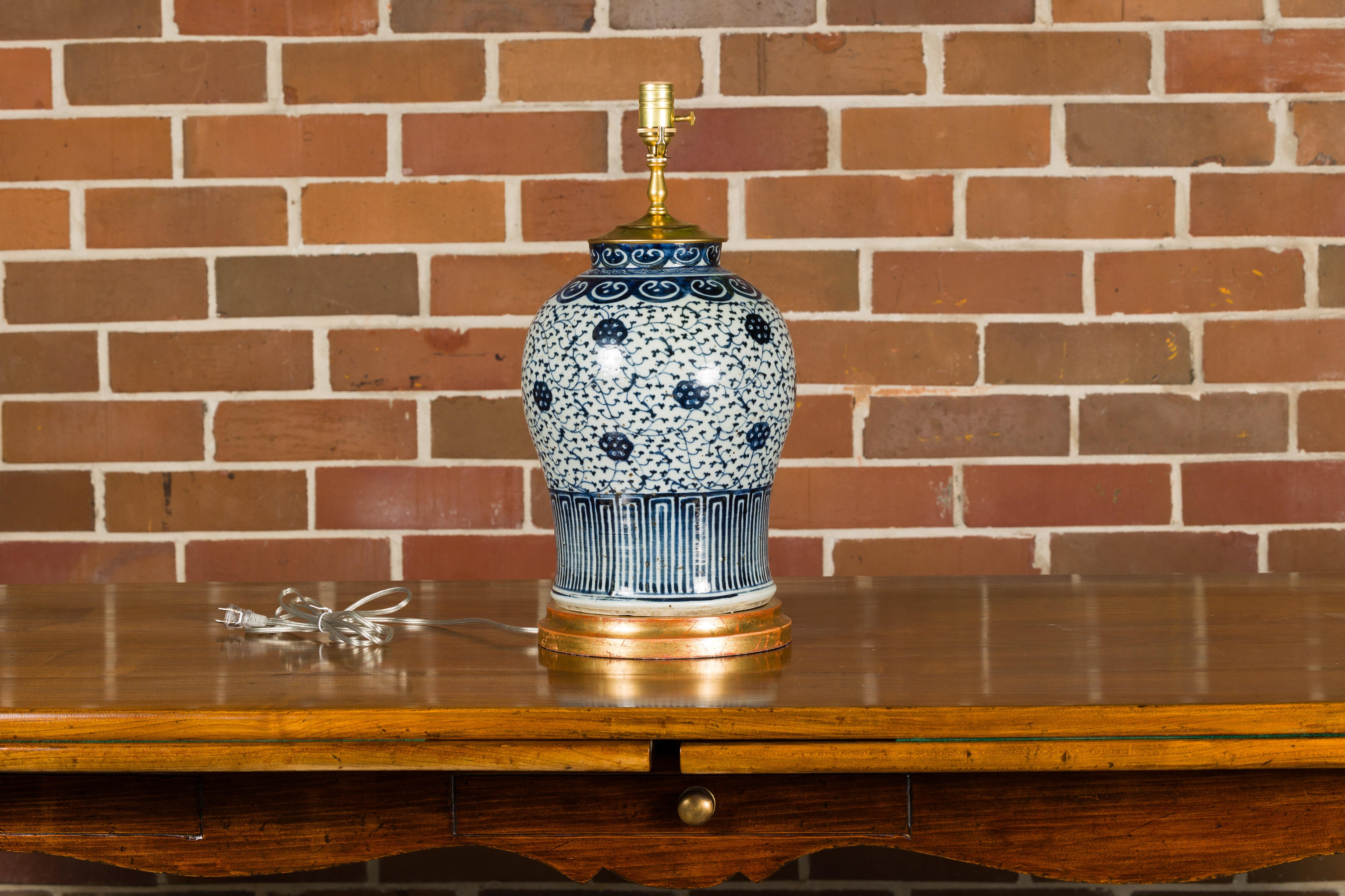 Néerlandais Vase de Delft du 18ème siècle transformé en lampe de table câblée américaine