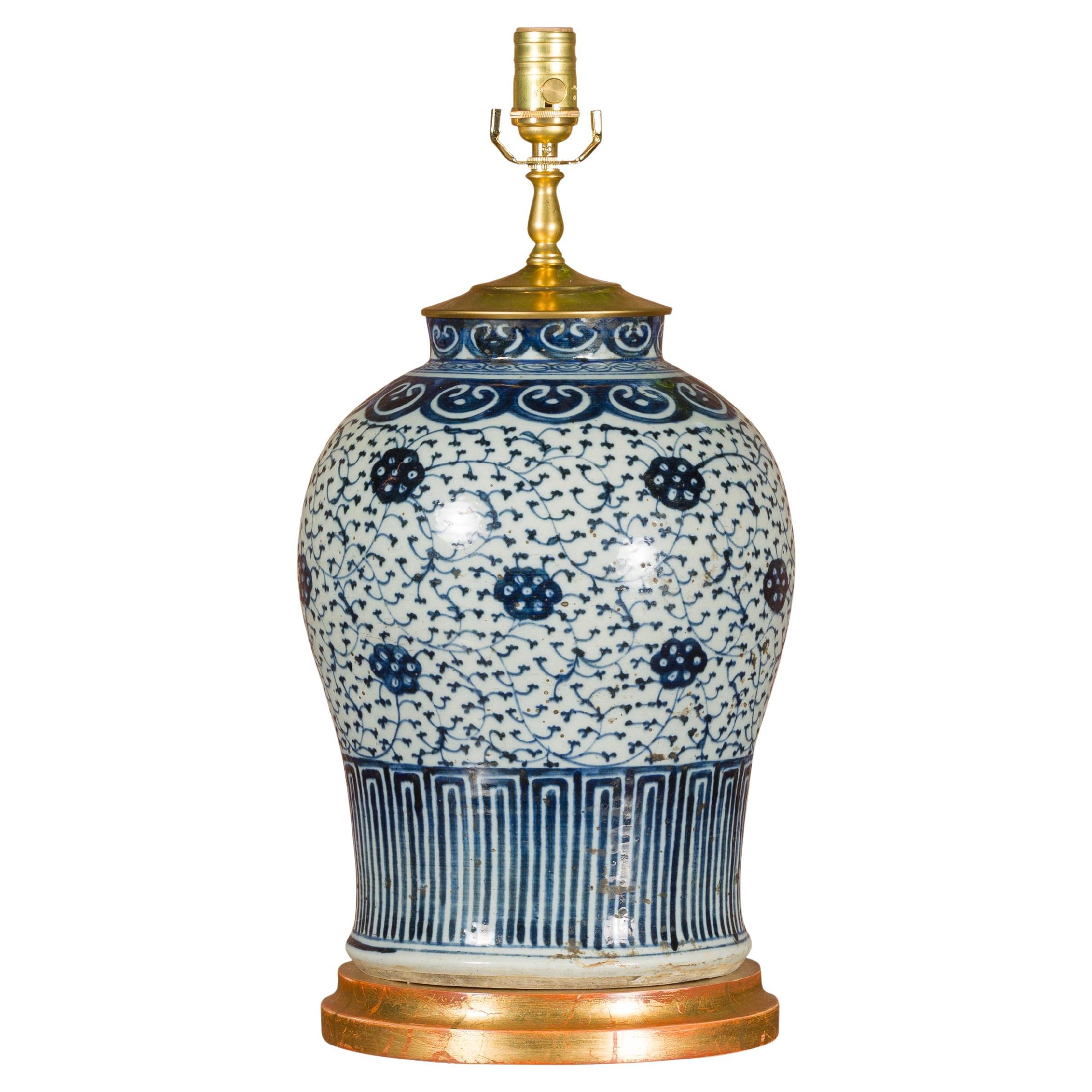 Blaue und weiße Delft-Porzellanvase aus dem 18. Jahrhundert, hergestellt als US-Tischlampe mit Kabel