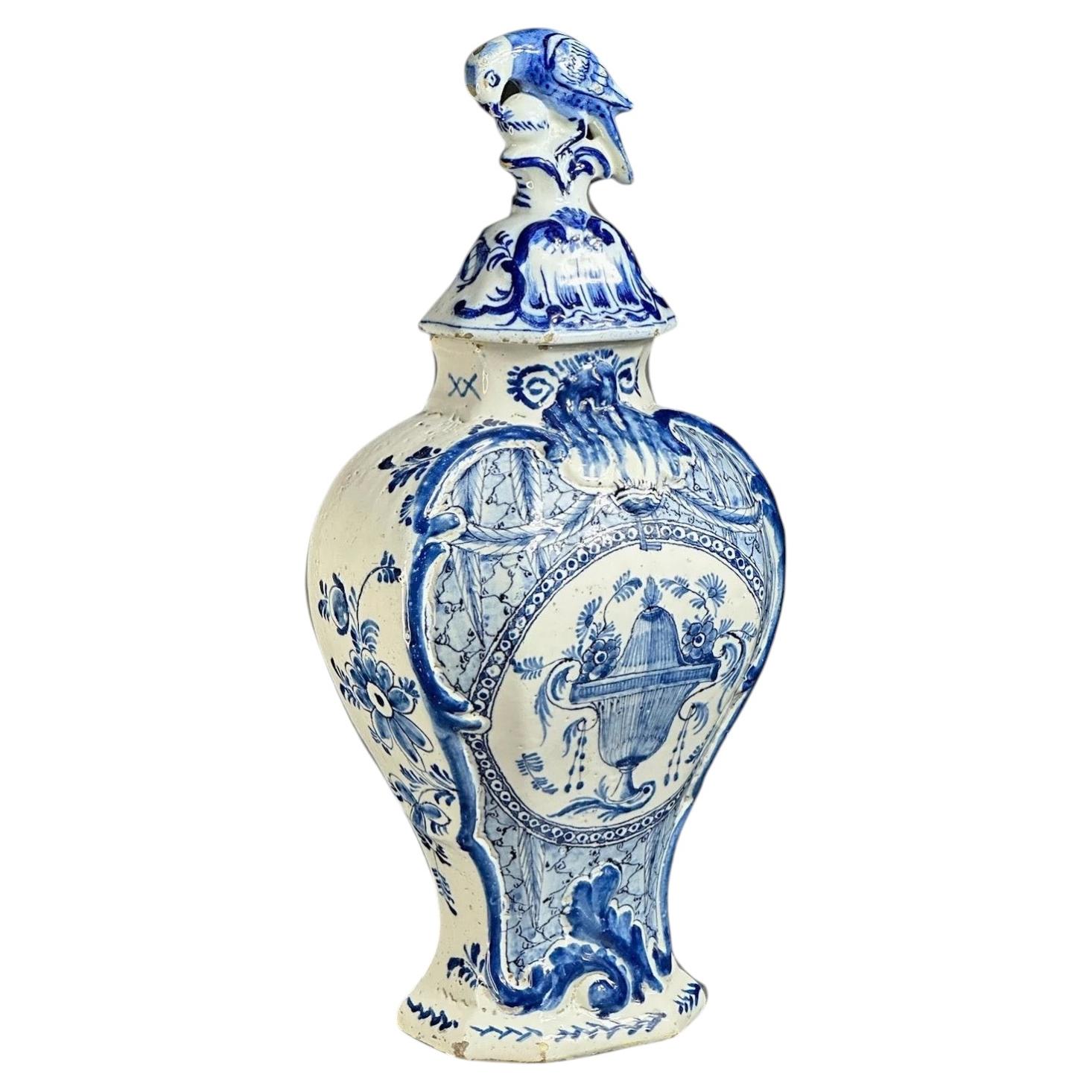 Vaso con coperchio blu e bianco di Delft del XVIII secolo con uccellino