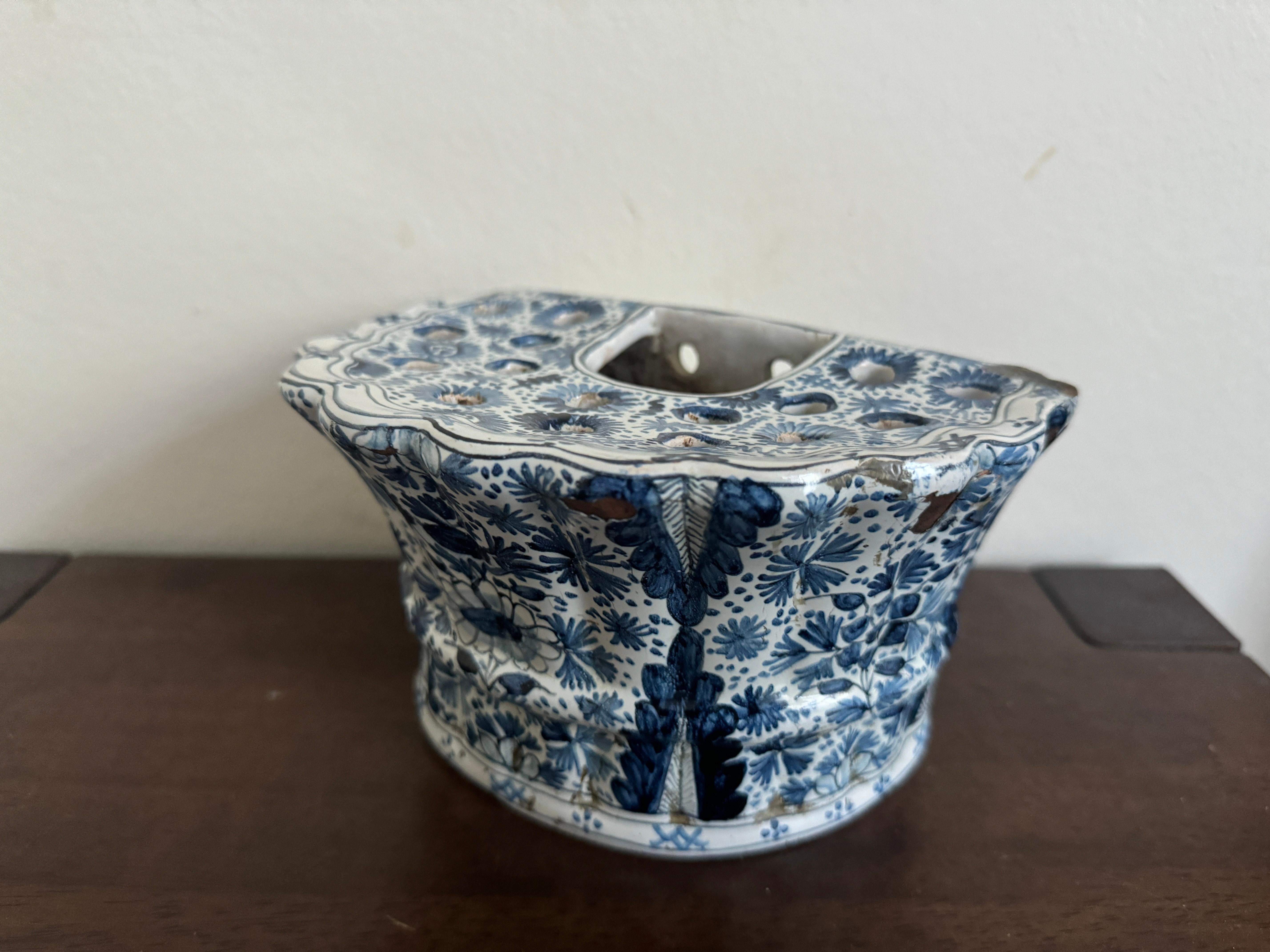 Holländischer Delft Bough Hanging Pot, frühes 18. Jahrhundert oder möglicherweise früher,  mit einem blau-weißen Blumenmuster, einer perforierten Oberseite, einer flachen Rückseite und seitlichen Löchern zum Aufhängen.

