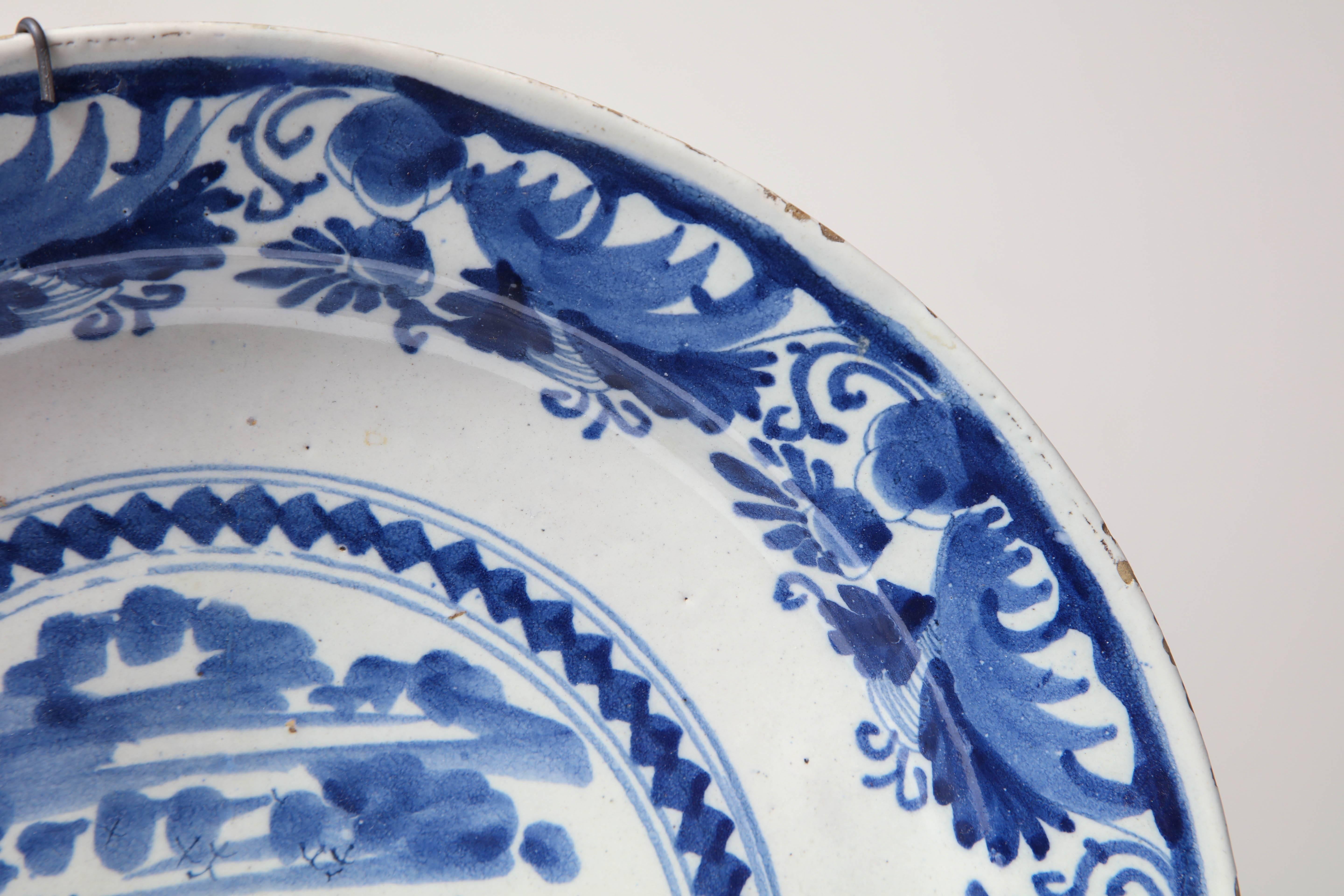 18th Century Delft Charger In Good Condition For Sale In New York, NY