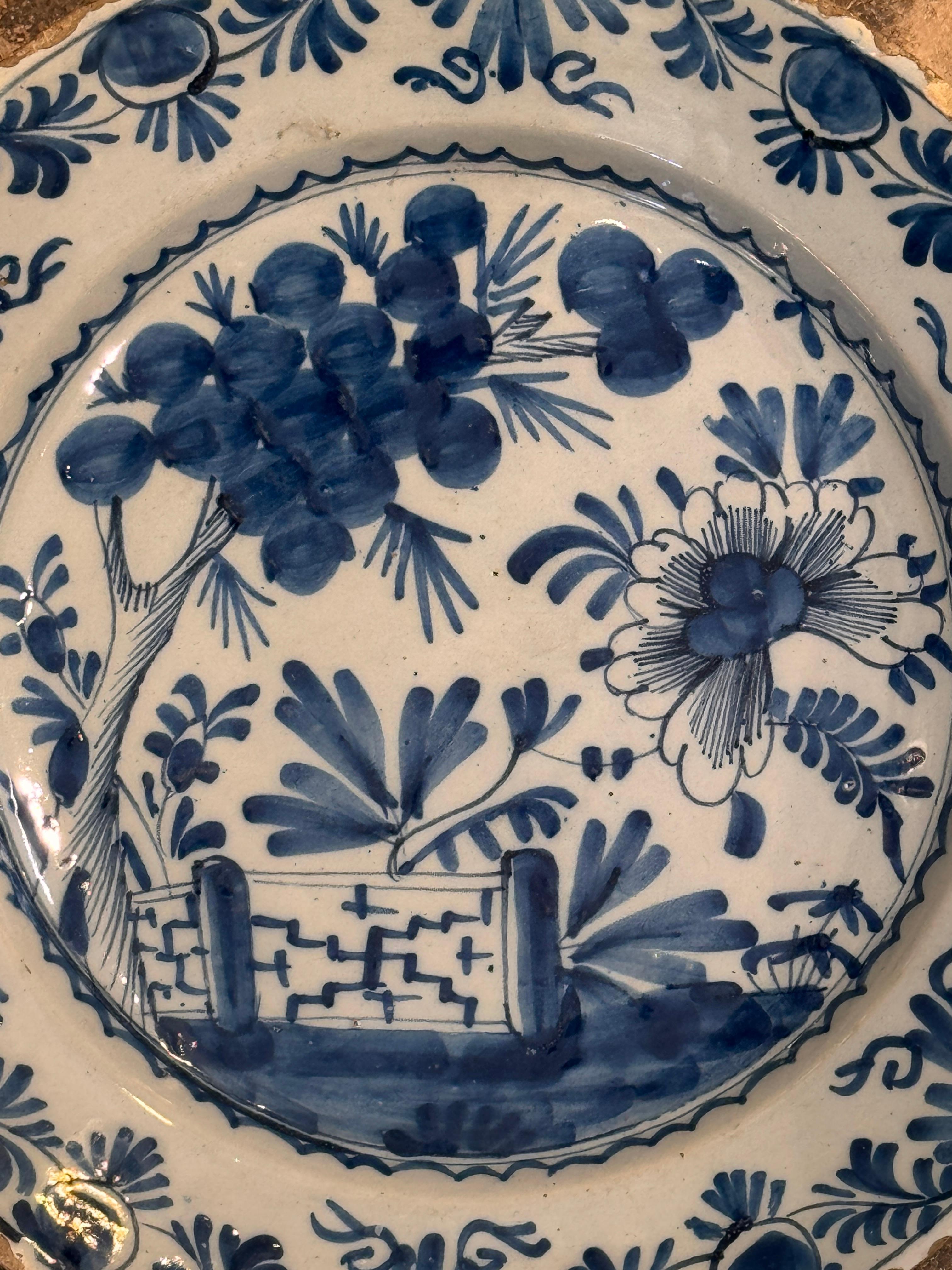 Delft Charger aus dem 18. Jahrhundert mit blau-weißer Dekoration (Niederländisch) im Angebot