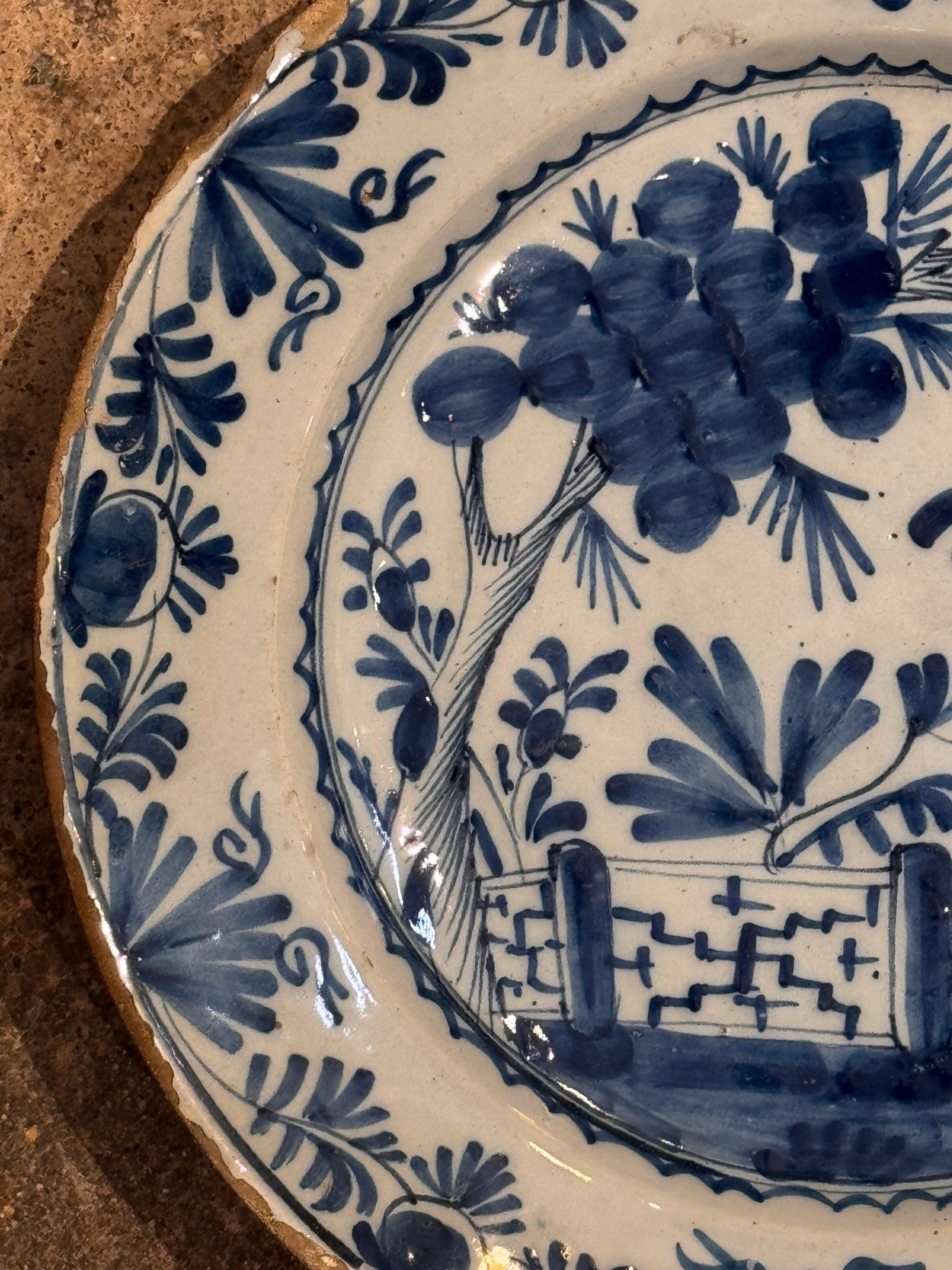 Delft Charger aus dem 18. Jahrhundert mit blau-weißer Dekoration im Zustand „Gut“ im Angebot in Charlottesville, VA