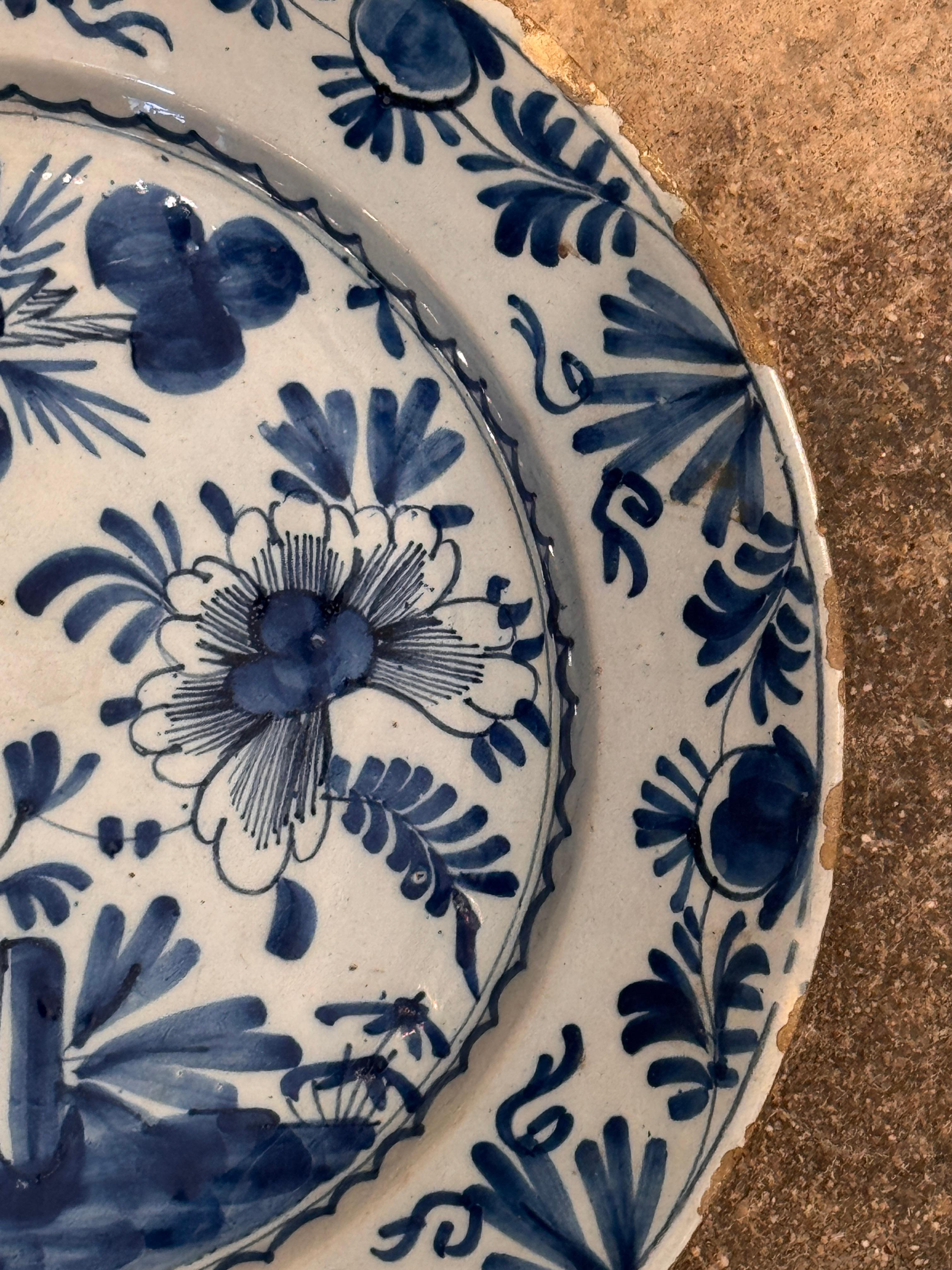 Delft Charger aus dem 18. Jahrhundert mit blau-weißer Dekoration (18. Jahrhundert und früher) im Angebot