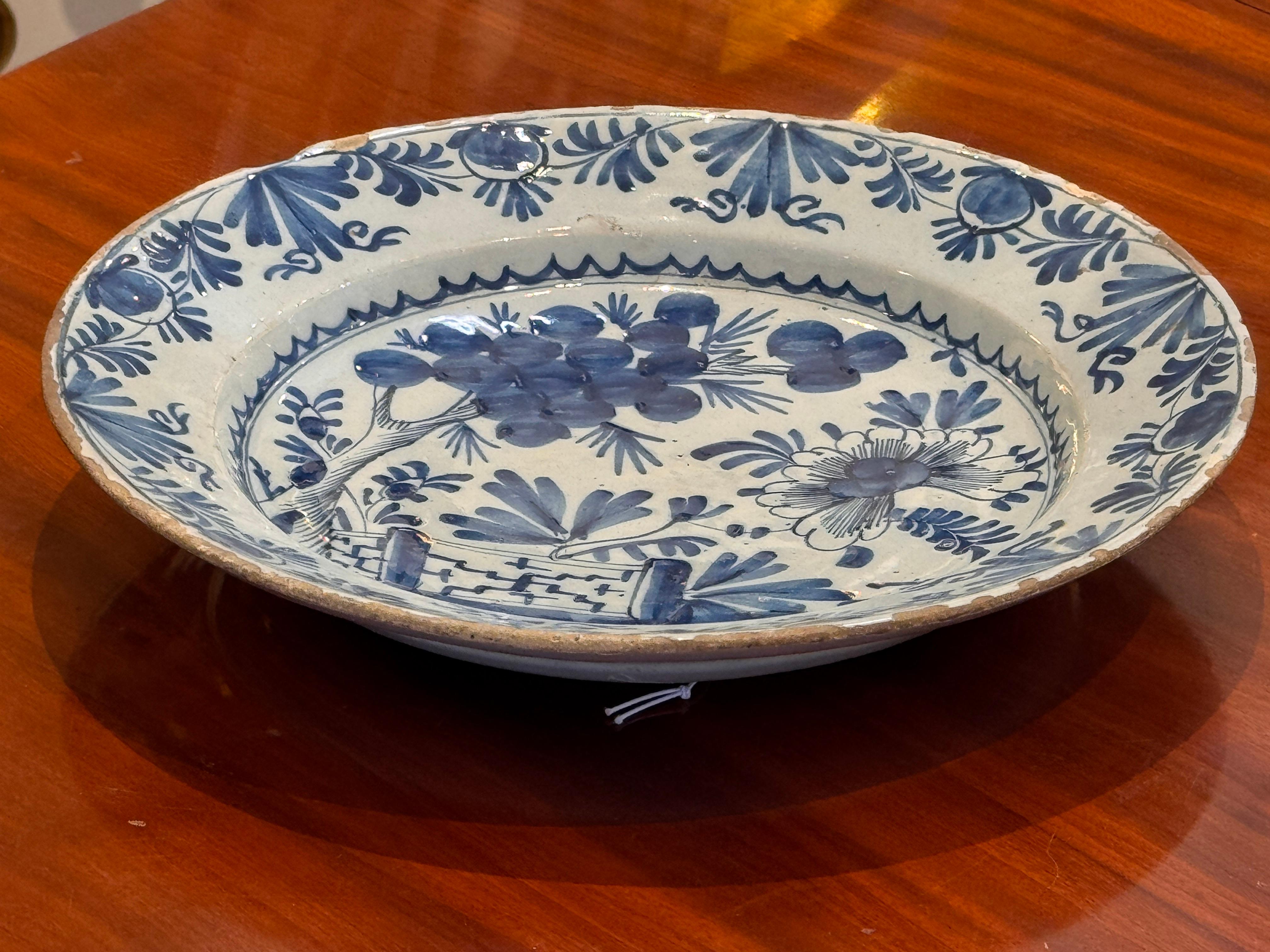 Delft Charger aus dem 18. Jahrhundert mit blau-weißer Dekoration im Angebot 1