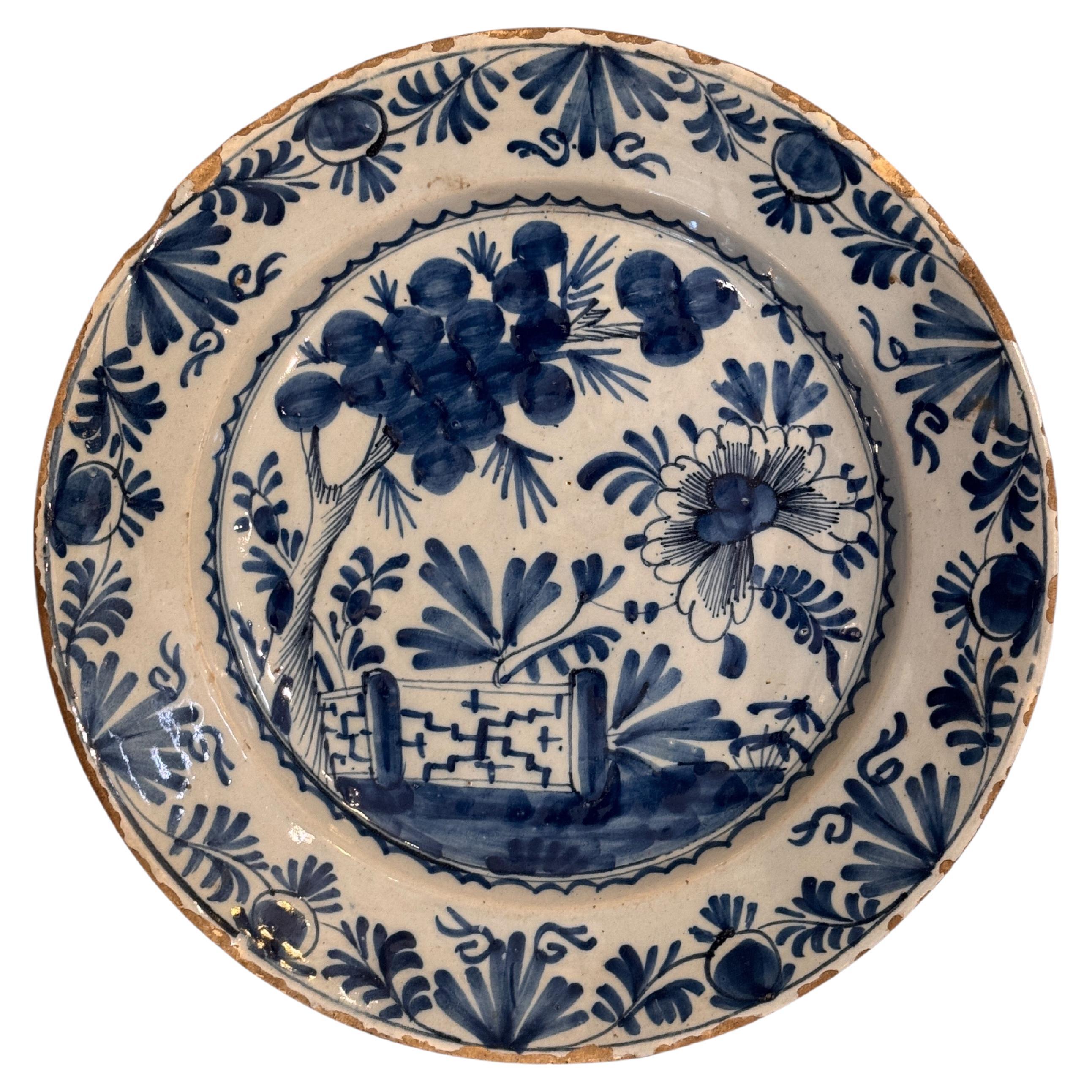 Delft Charger aus dem 18. Jahrhundert mit blau-weißer Dekoration im Angebot