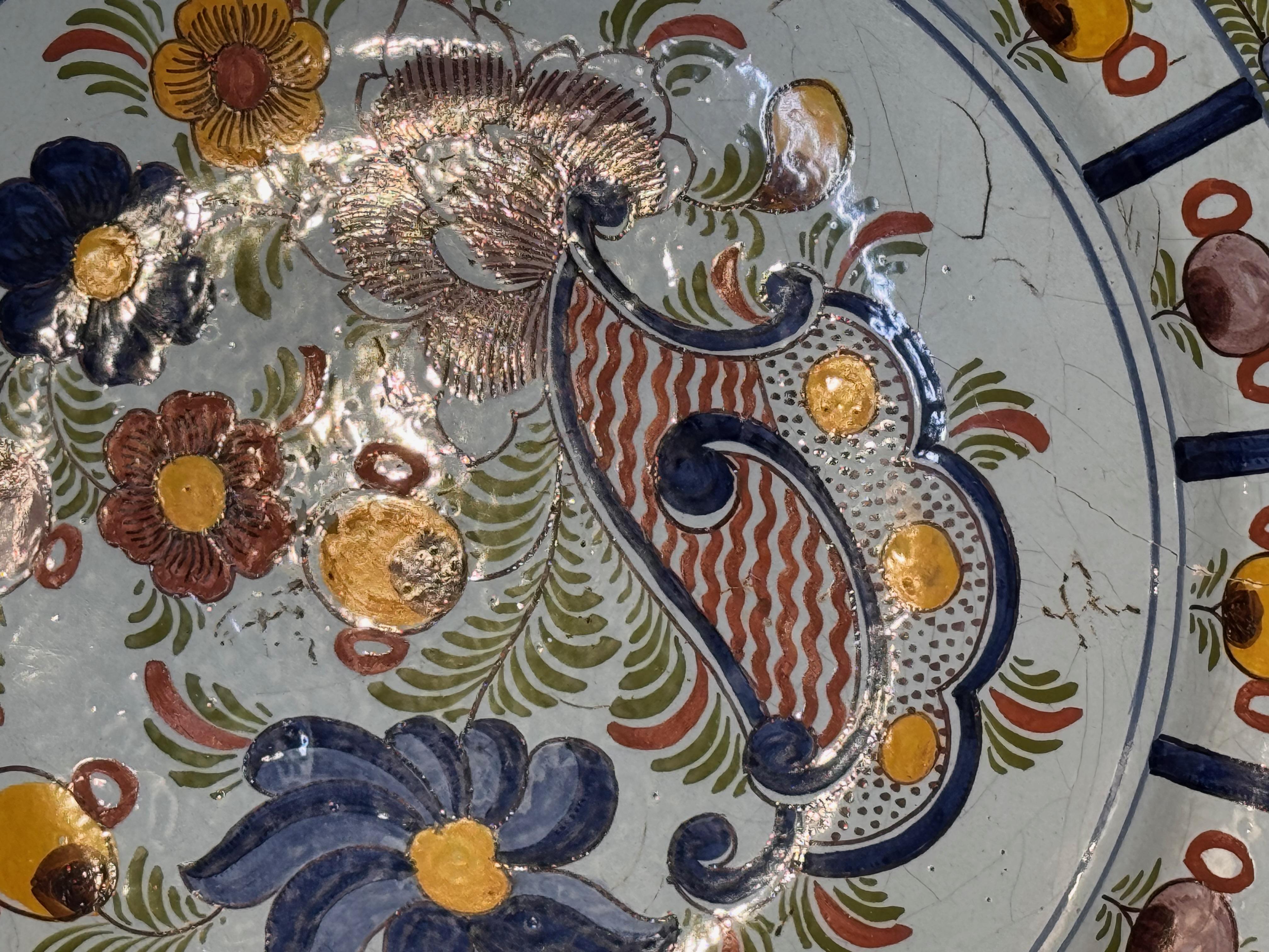 Cargador de Delft del siglo XVIII con decoración floral y foliada en Bueno estado para la venta en Charlottesville, VA