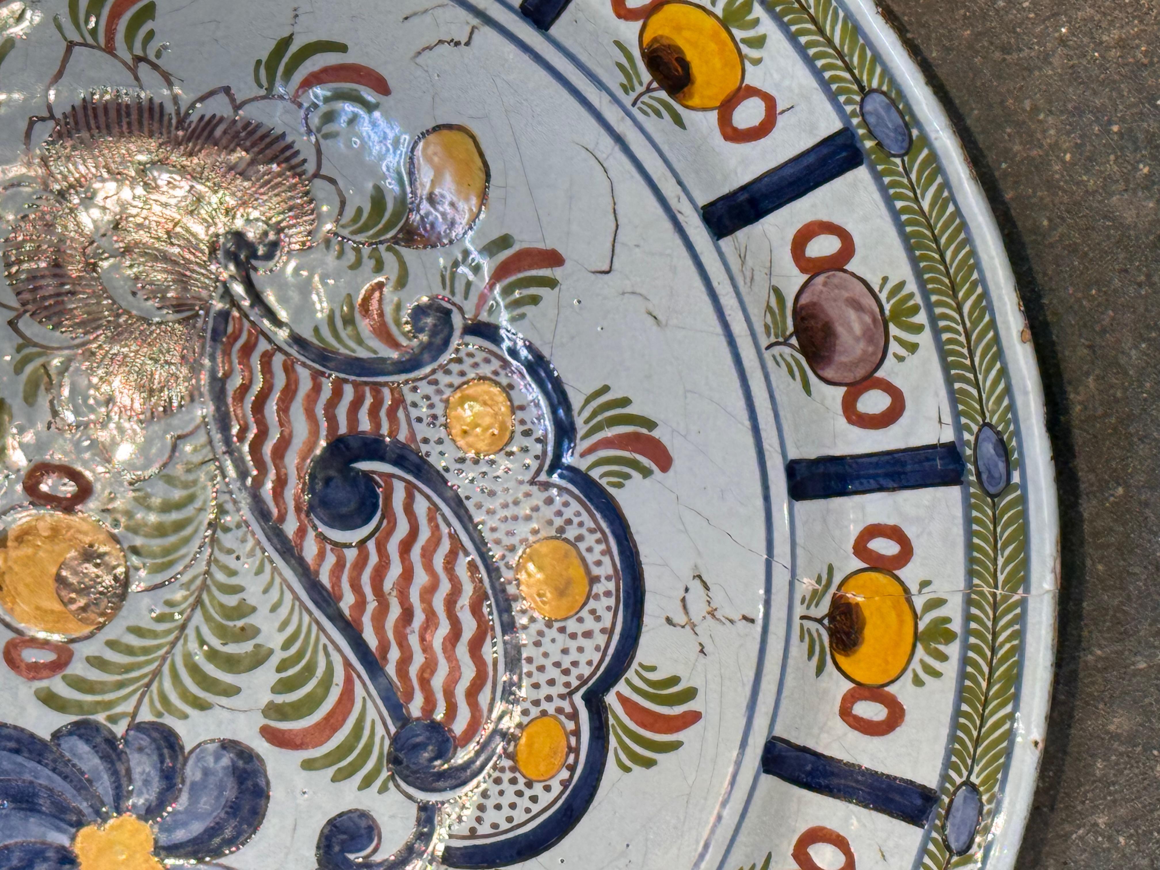 Cargador de Delft del siglo XVIII con decoración floral y foliada siglo XVIII y antes en venta
