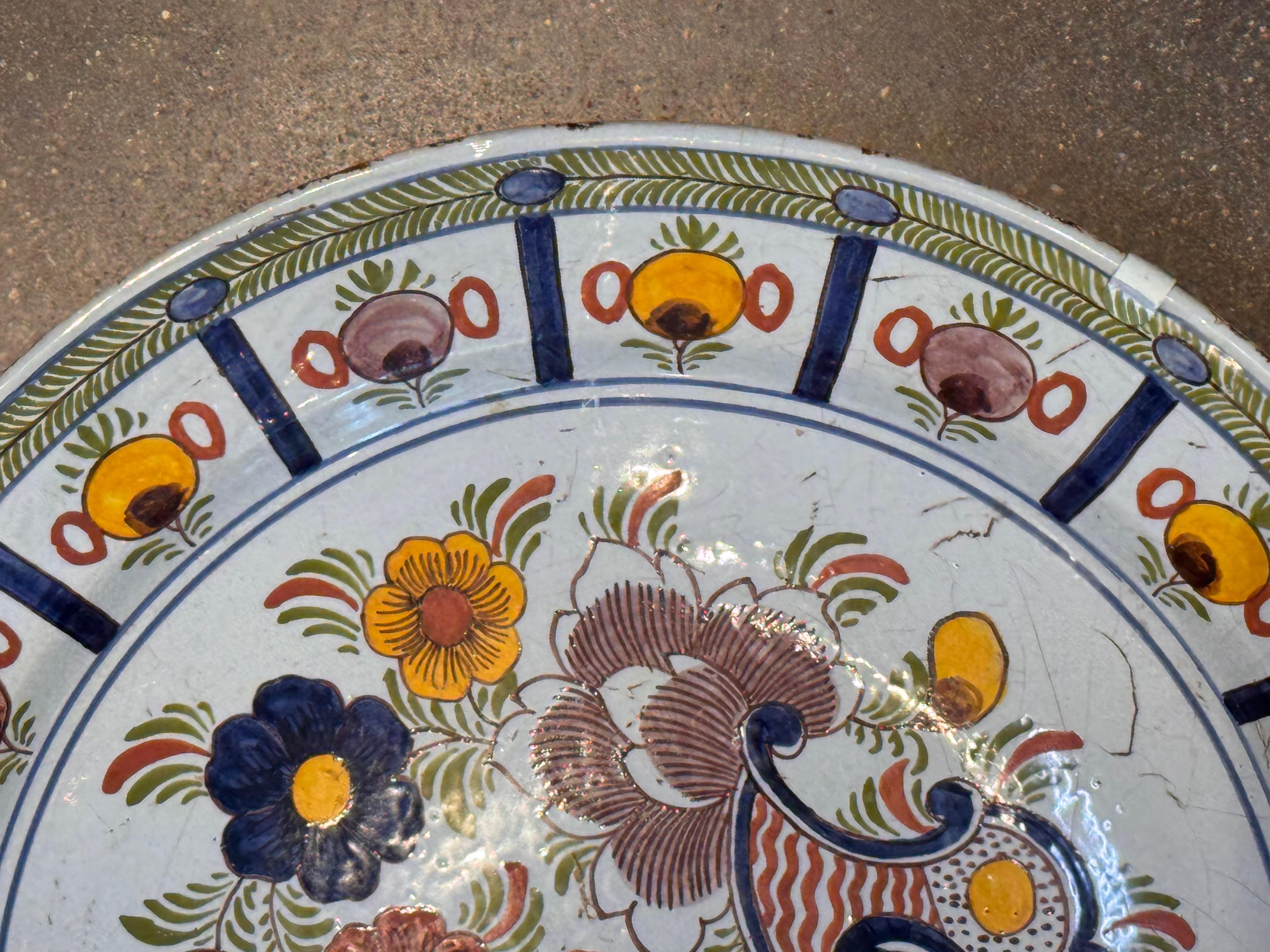 Cargador de Delft del siglo XVIII con decoración floral y foliada Cerámica de Delft en venta