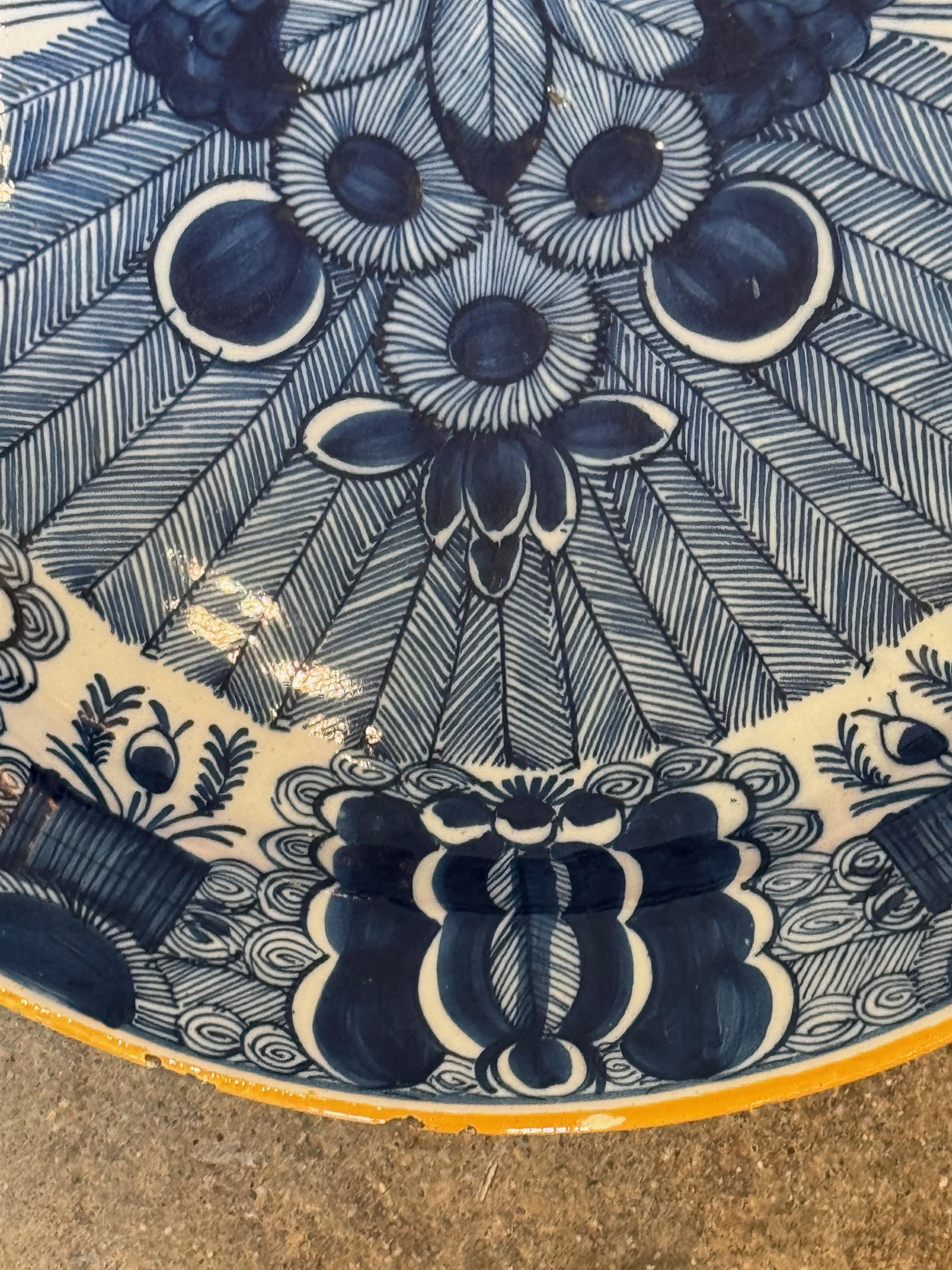 Delft Charger mit Pfauendekoration aus dem 18. im Zustand „Gut“ im Angebot in Charlottesville, VA