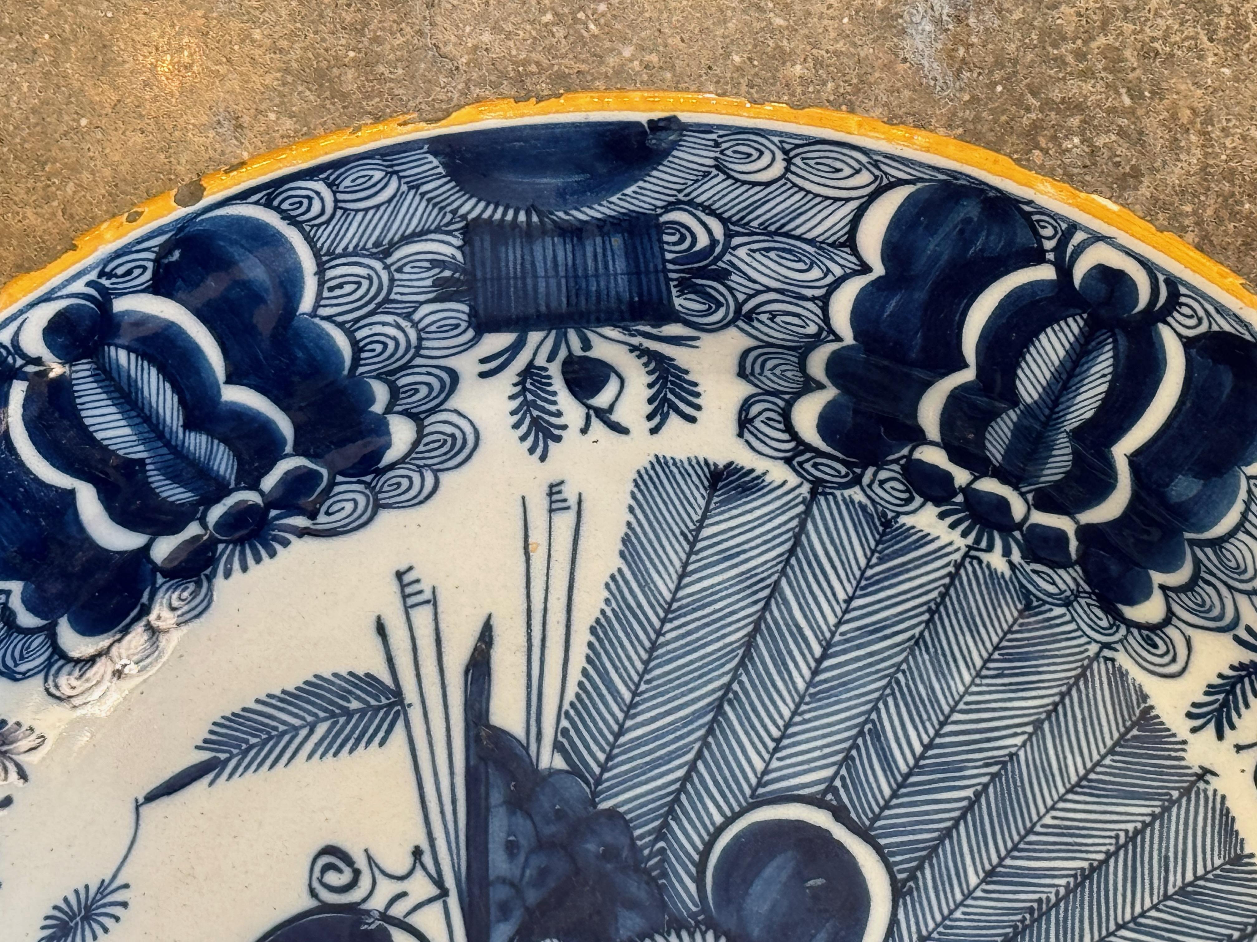 Delft Charger mit Pfauendekoration aus dem 18. (18. Jahrhundert und früher) im Angebot