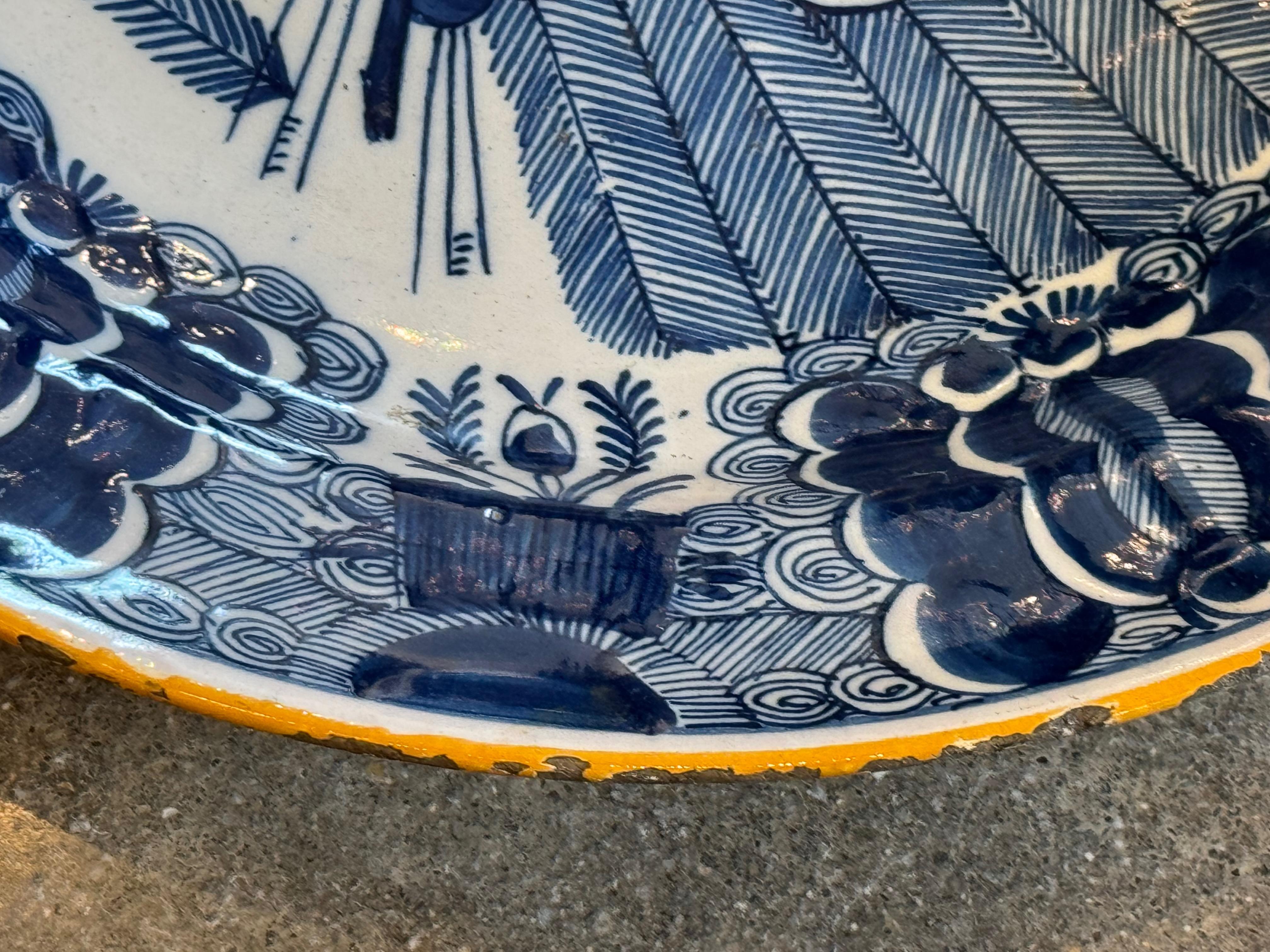 Delft Charger mit Pfauendekoration aus dem 18. (Delfter Blau) im Angebot