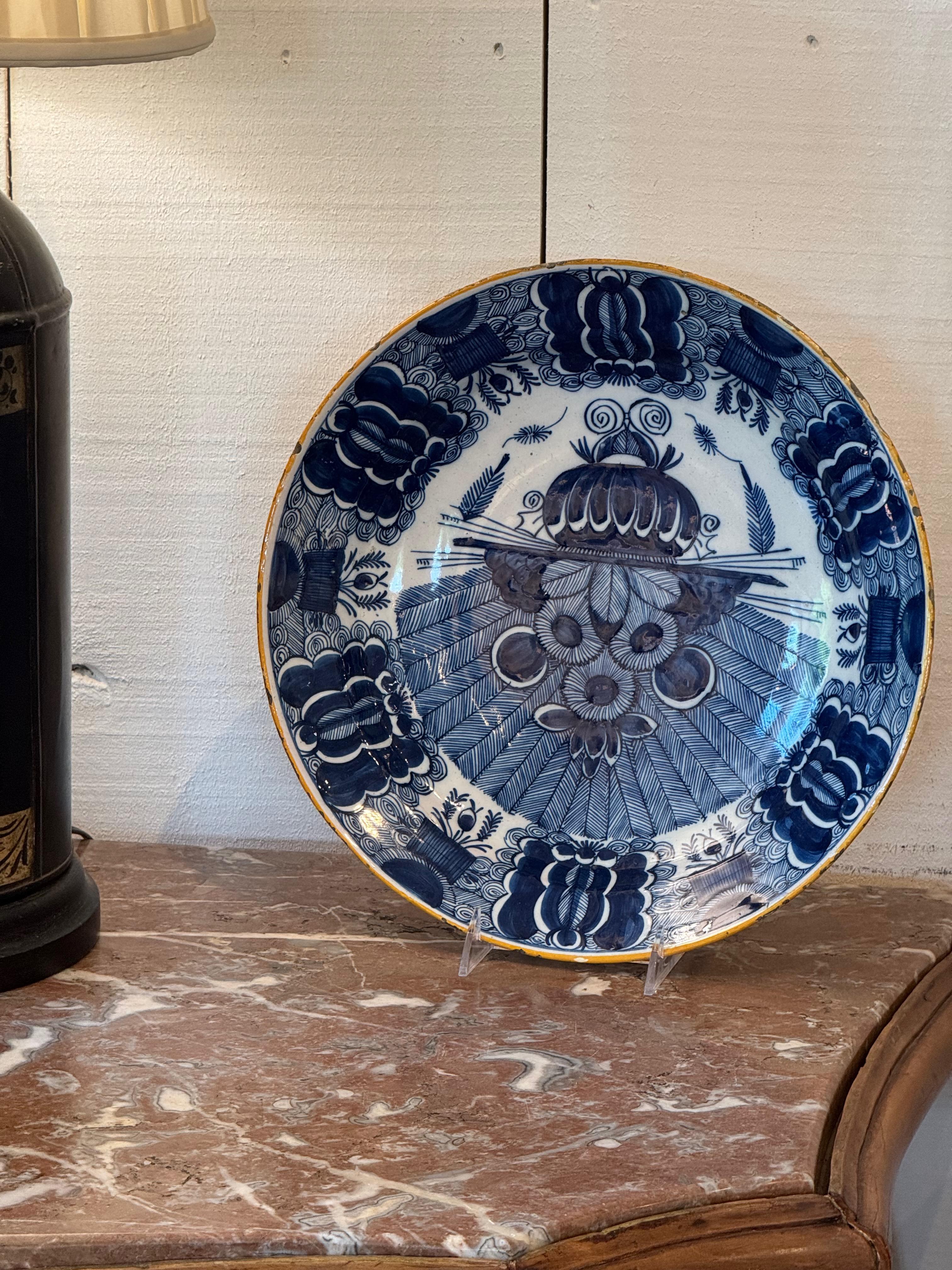 Delft Charger mit Pfauendekoration aus dem 18. im Angebot 1
