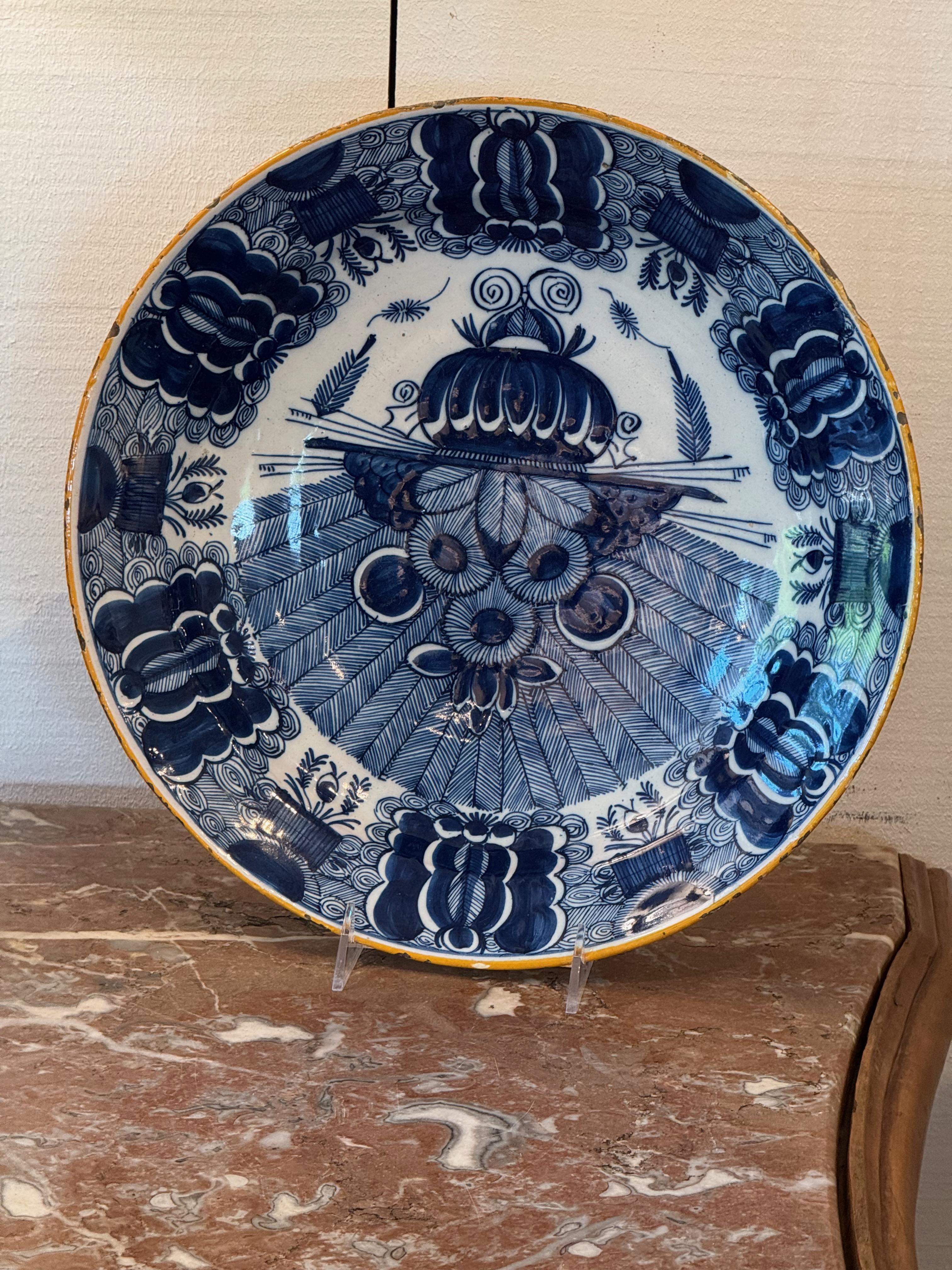 Delft Charger mit Pfauendekoration aus dem 18. im Angebot 2