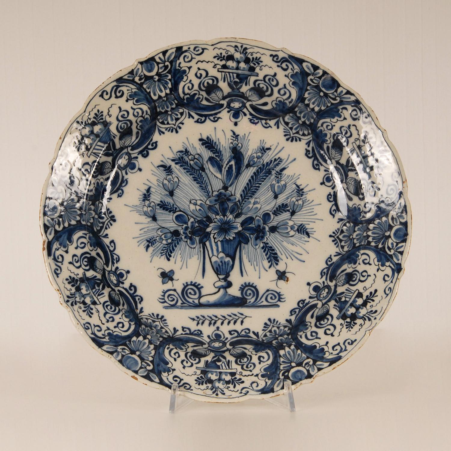 18th Century Dutch delftware cabinet or collectors plate.
Marked The gilt Flower Pot factory
Hand crafted tin glazed earthenware pottery
Fully handpainted in blue and white floral decor
In the center a vase with flowers surrounded by 6