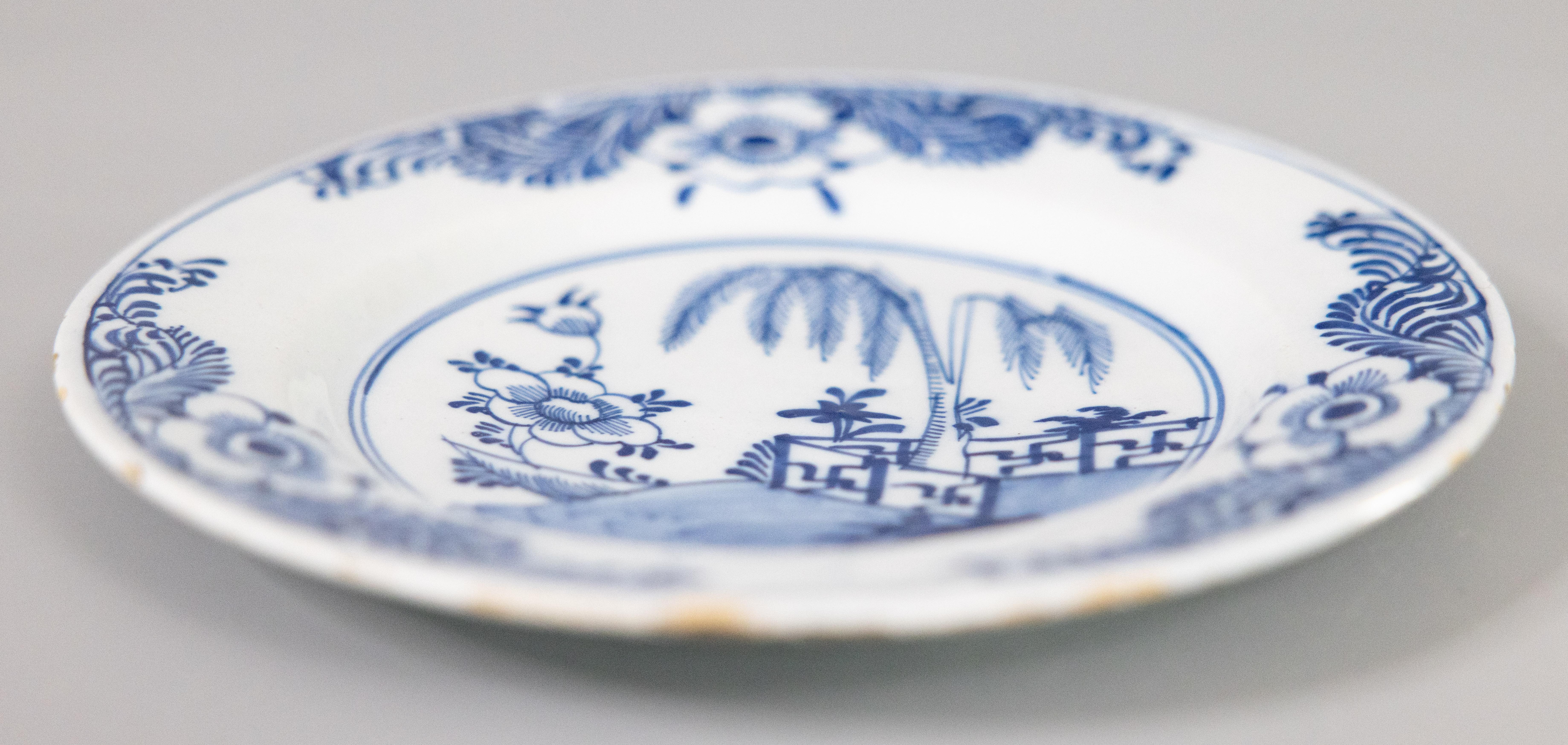 Chinoiseries Assiette à fleurs en faïence hollandaise Delft du 18e siècle en vente