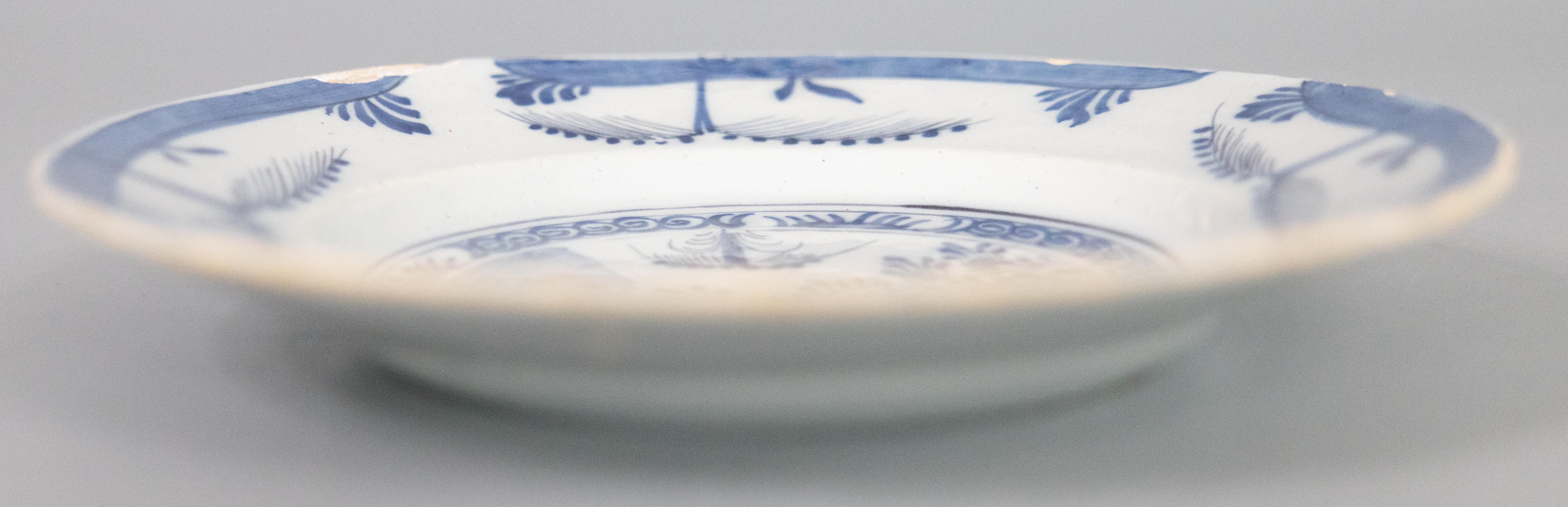 Chinoiseries Assiette à fleurs en faïence hollandaise Delft du 18e siècle en vente