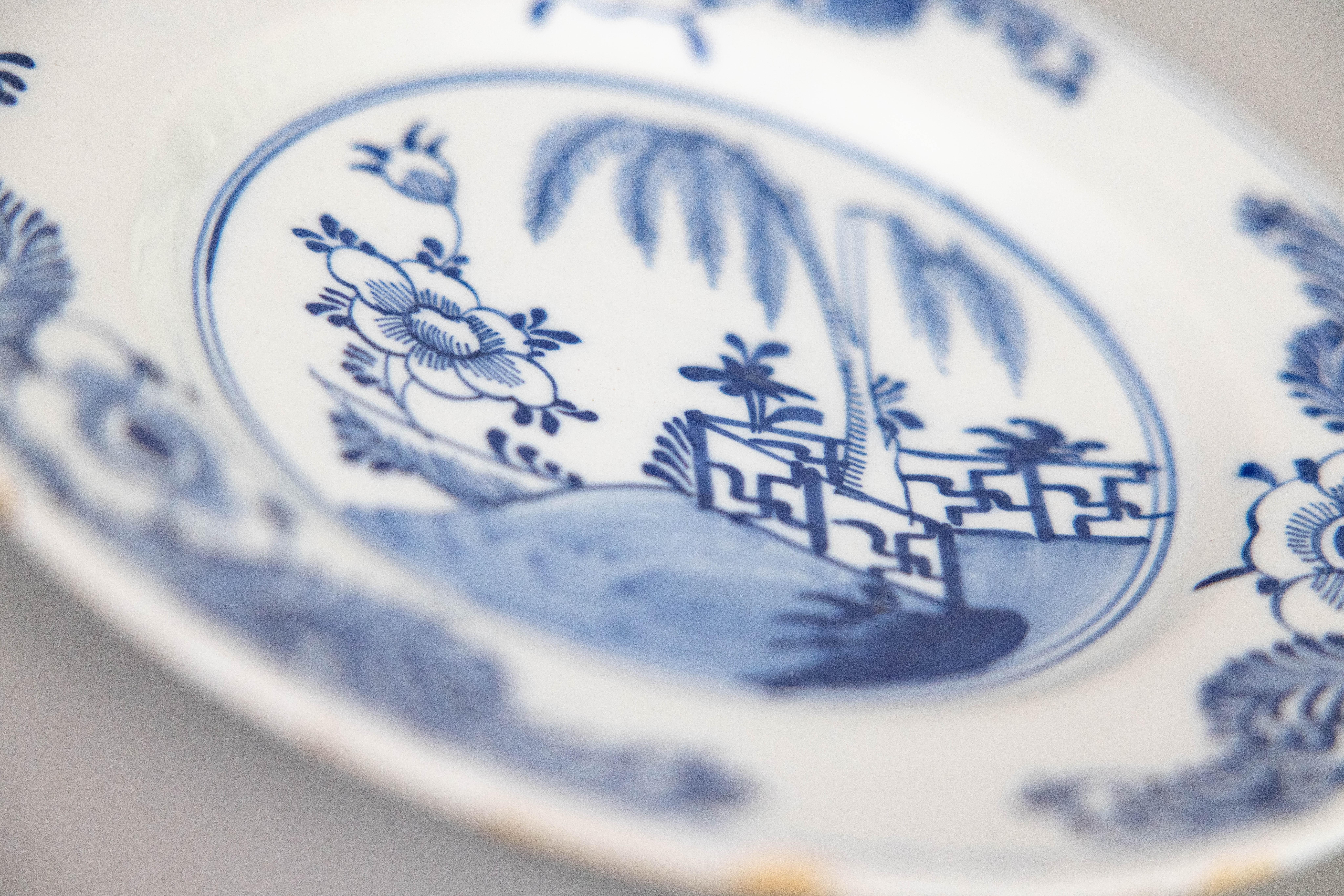 Néerlandais Assiette à fleurs en faïence hollandaise Delft du 18e siècle en vente