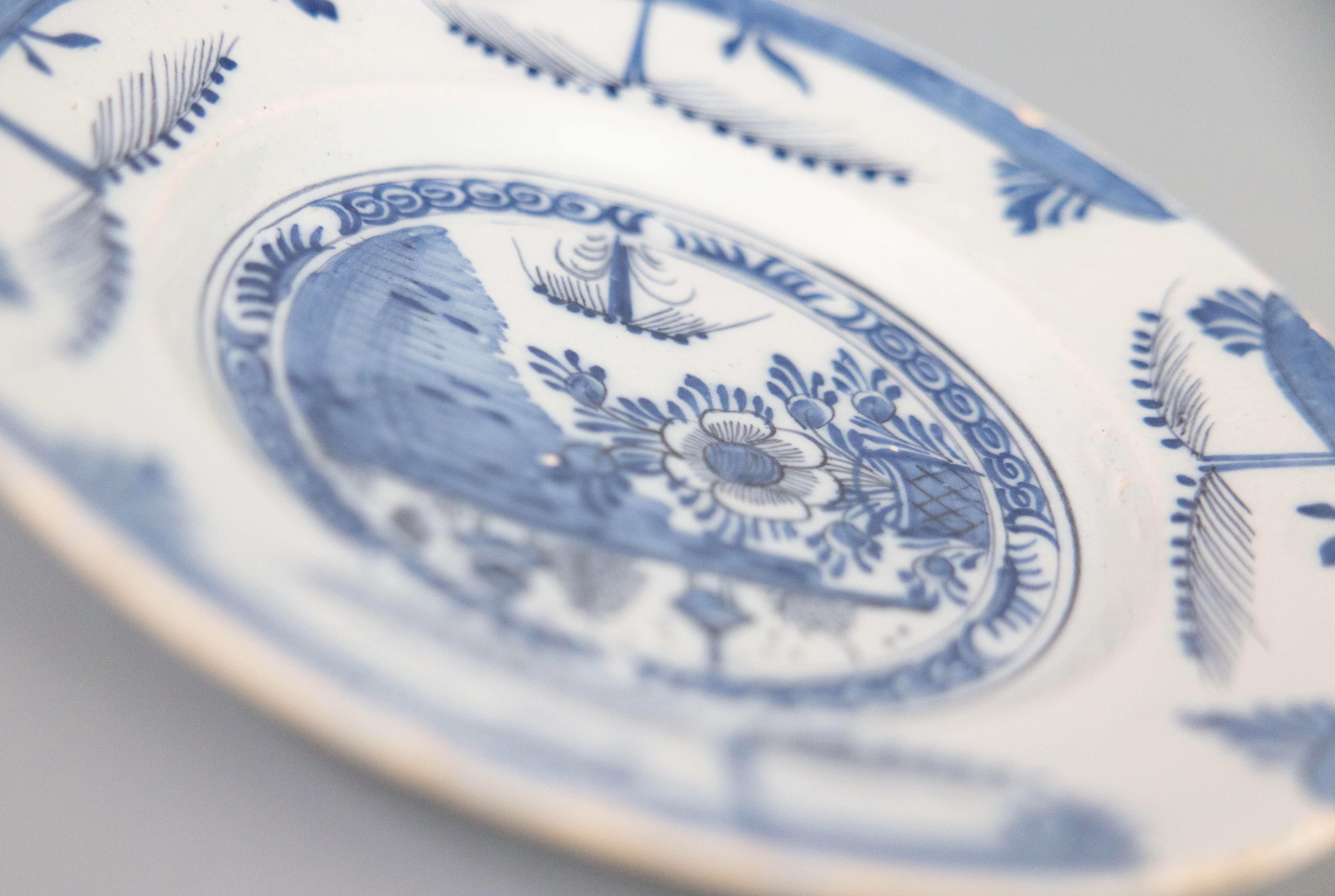 Néerlandais Assiette à fleurs en faïence hollandaise Delft du 18e siècle en vente