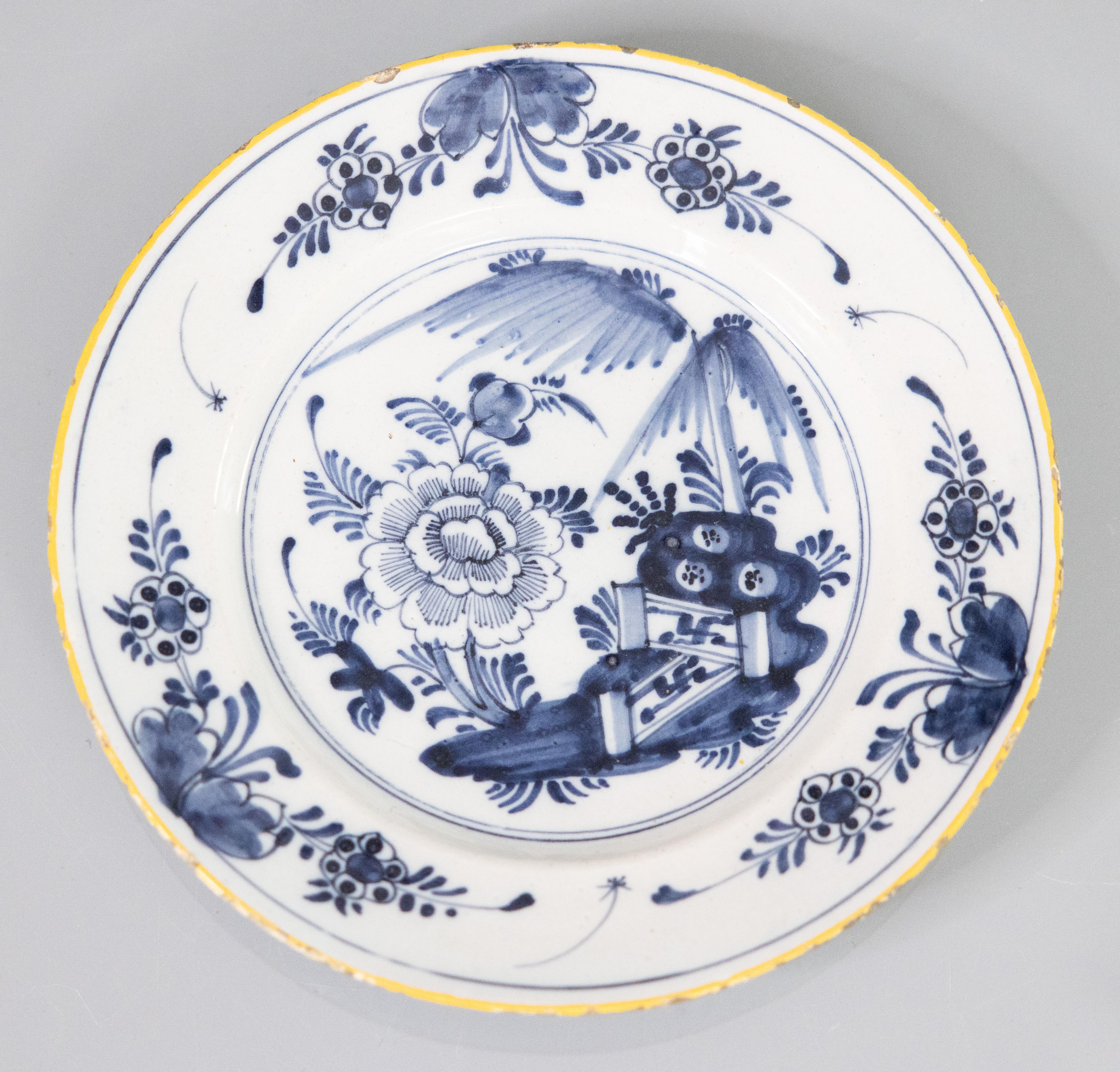 Assiette à fleurs en faïence hollandaise Delft du 18e siècle Bon état - En vente à Pearland, TX