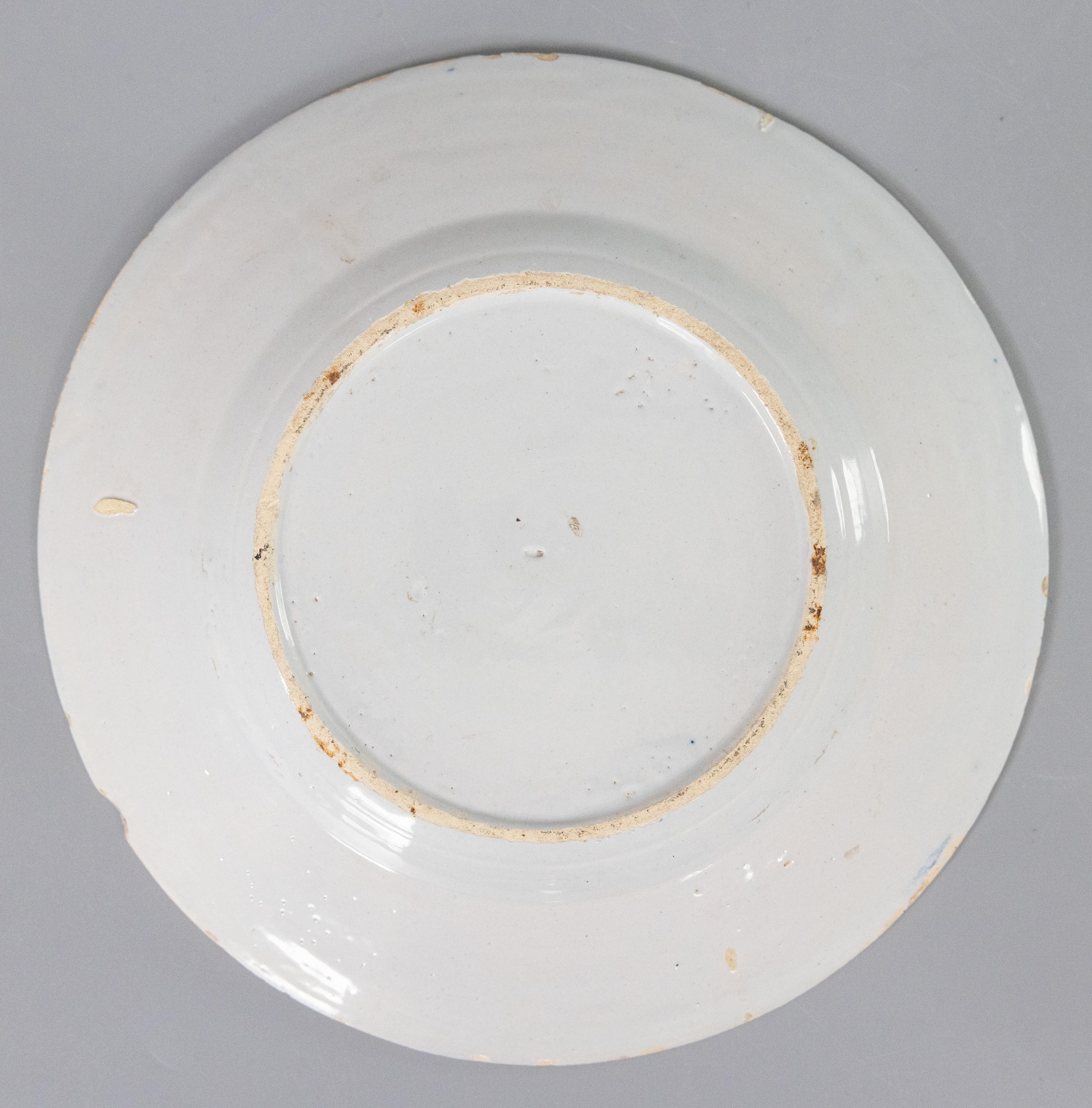 Assiette à fleurs en faïence hollandaise Delft du 18e siècle Bon état - En vente à Pearland, TX