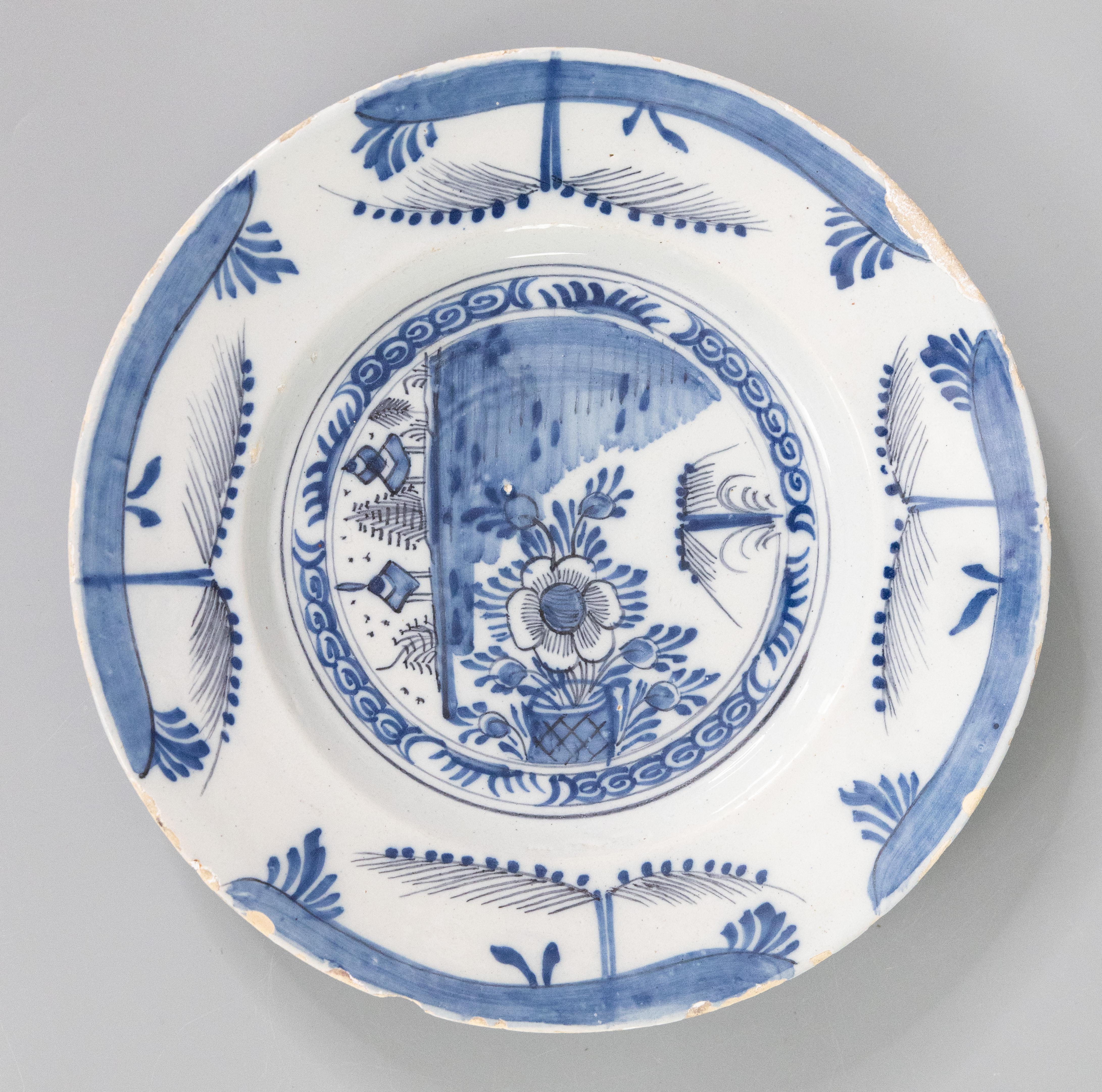 XVIIIe siècle et antérieur Assiette à fleurs en faïence hollandaise Delft du 18e siècle en vente