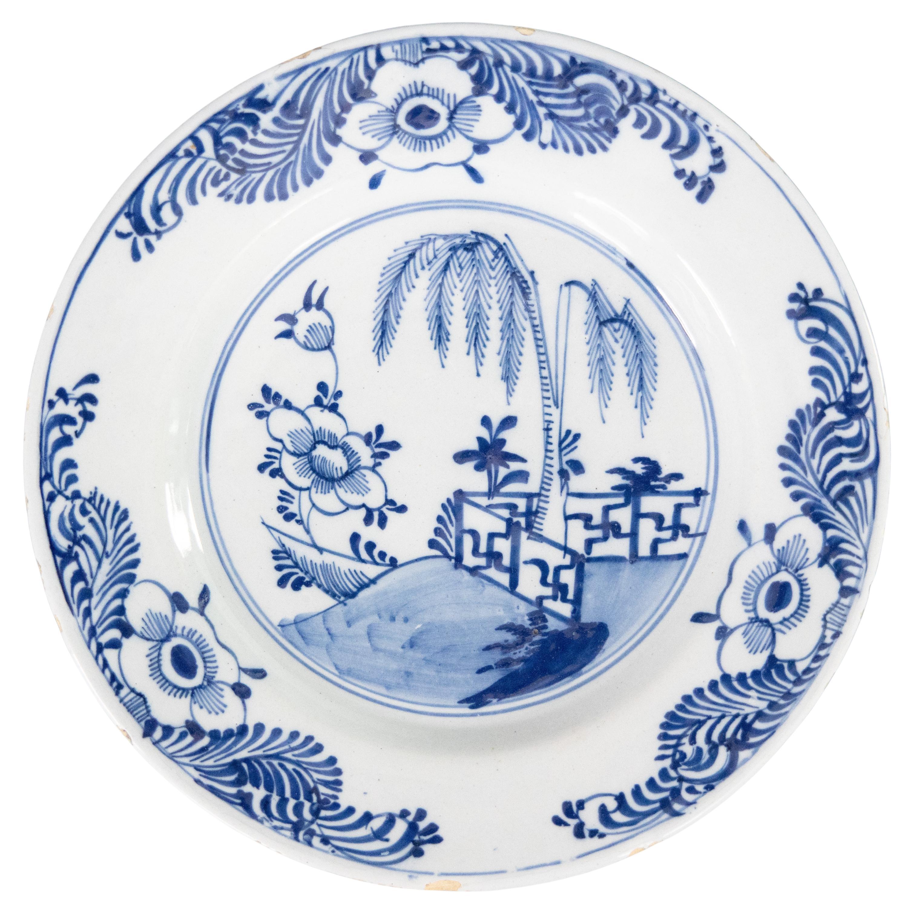 Plato floral de loza chinoiserie holandesa de Delft del siglo XVIII