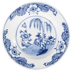 Plato floral de loza chinoiserie holandesa de Delft del siglo XVIII
