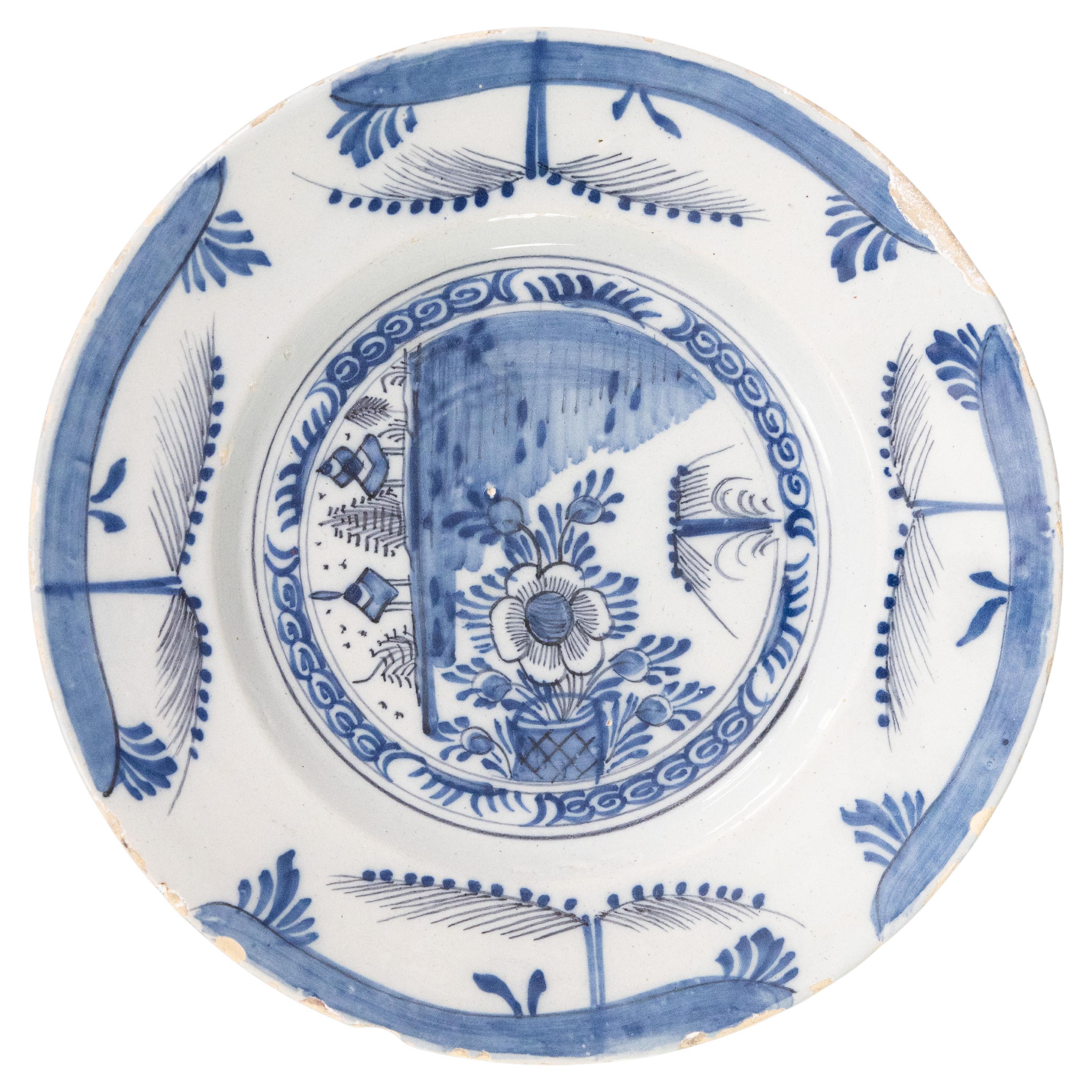Plato floral de loza chinoiserie holandesa de Delft del siglo XVIII