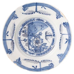 Plato floral de loza chinoiserie holandesa de Delft del siglo XVIII