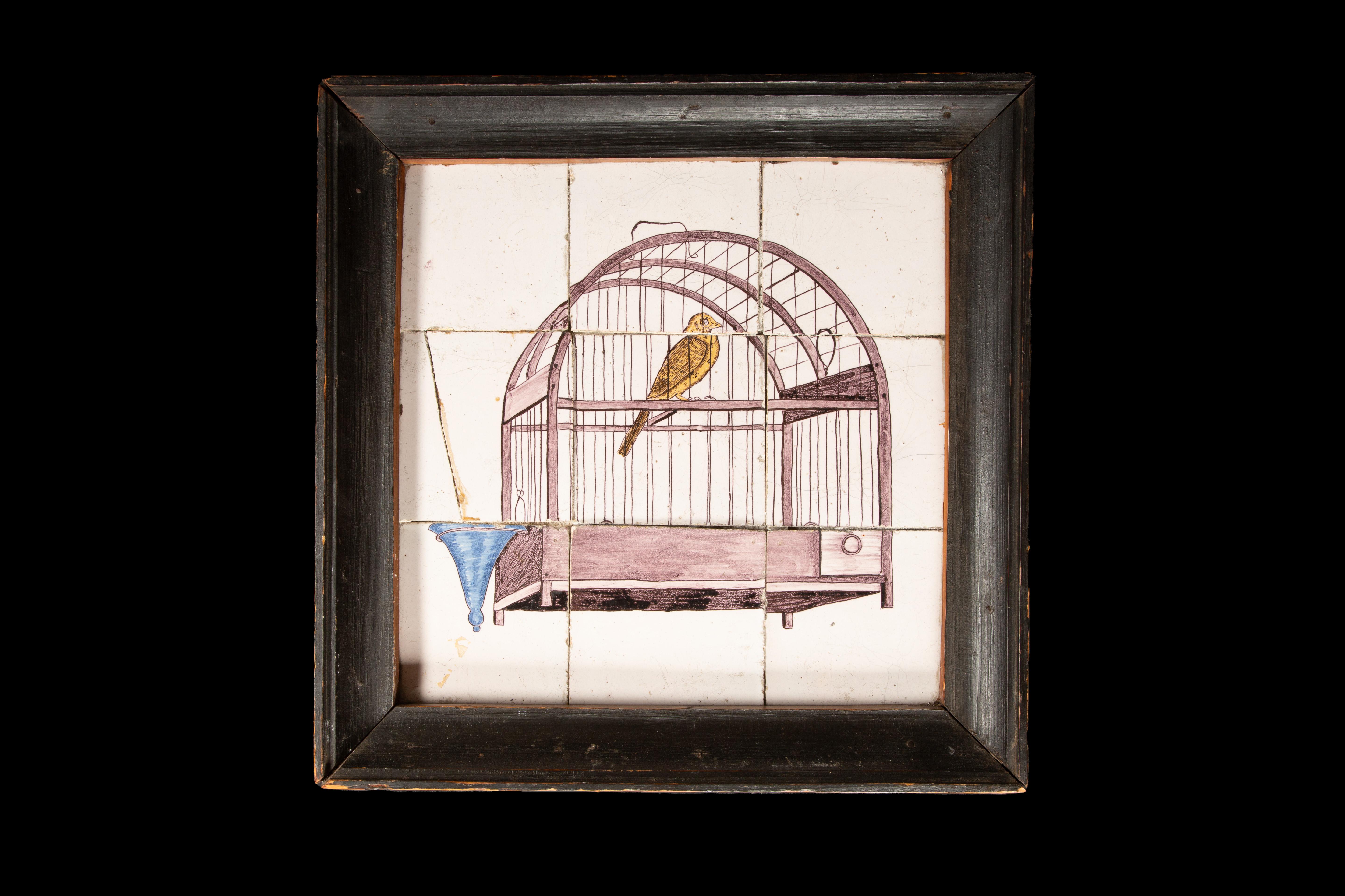 Diese aus neun Steingutfliesen gefertigte Tafel aus dem 18. Jahrhundert zeigt die faszinierende Darstellung eines Vogels in einem Käfig. Die zarten weißen Kacheln heben sich wunderbar vom weißen Hintergrund ab und betonen den kunstvoll gemalten