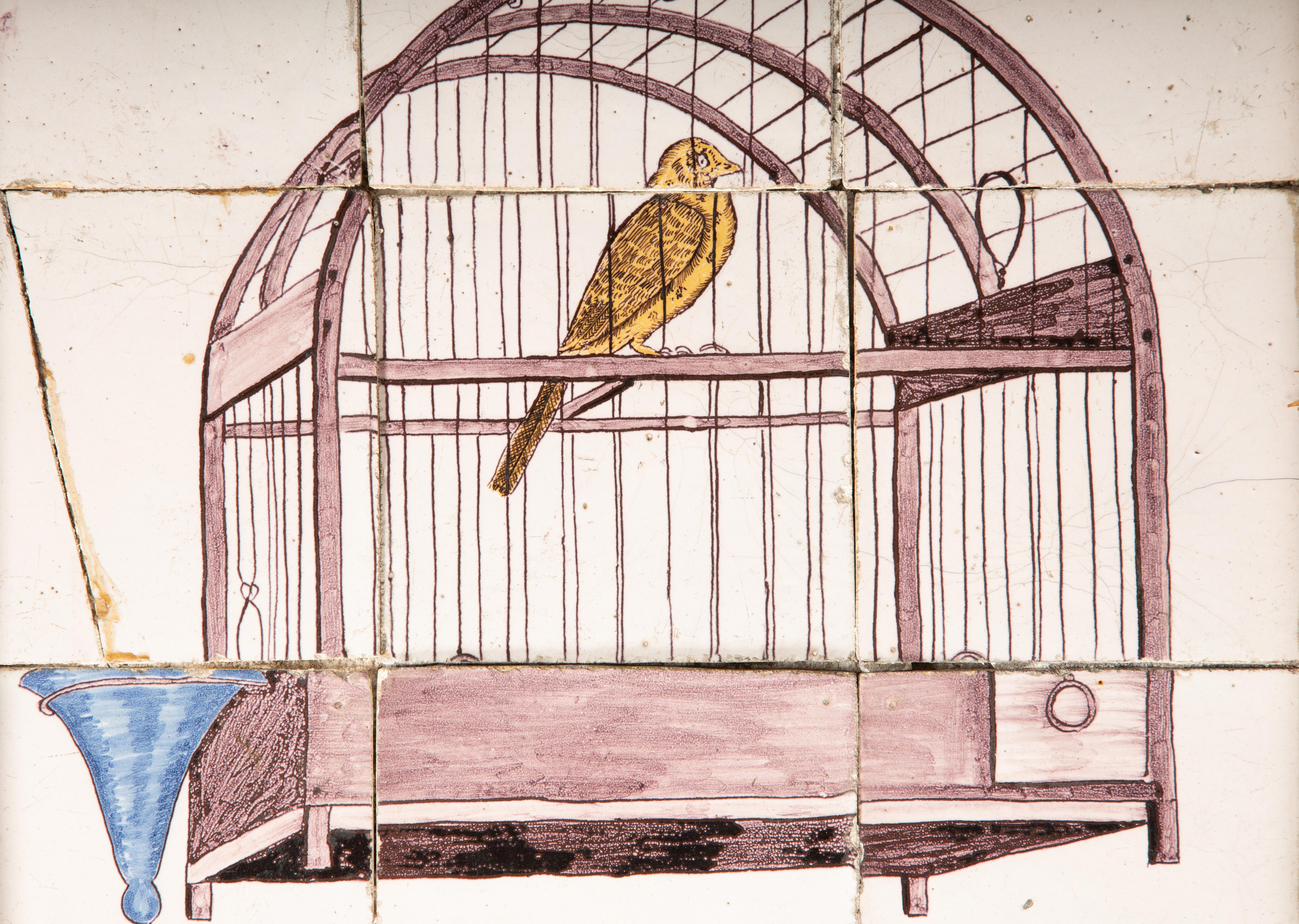 Delfter Tafel aus neun Steingutfliesen des 18. Jahrhunderts mit einem Vogel in einem Vogelkäfig (Barock) im Angebot