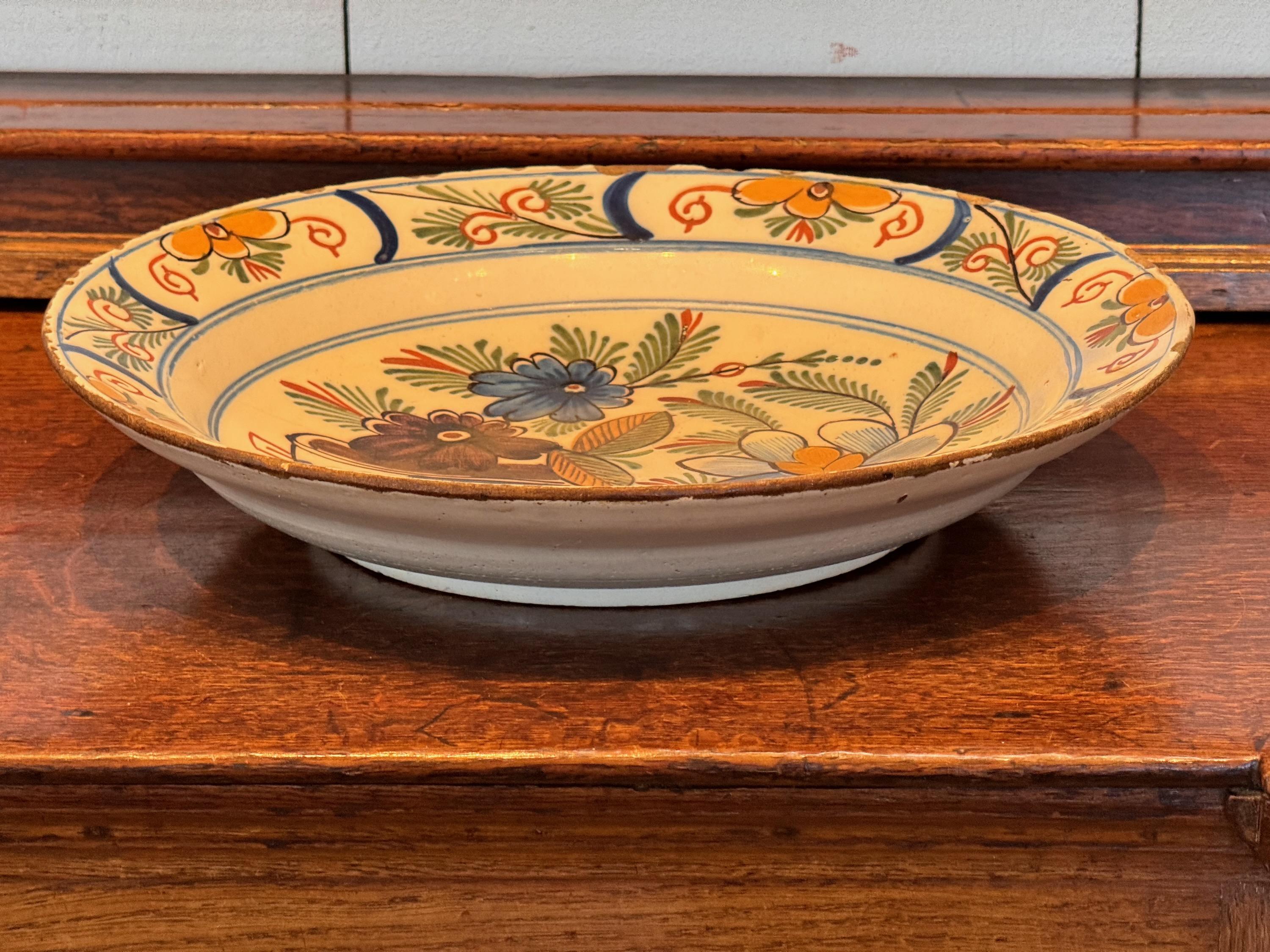 18th Century Delft Polychrome Charger In Good Condition For Sale In Charlottesville, VA