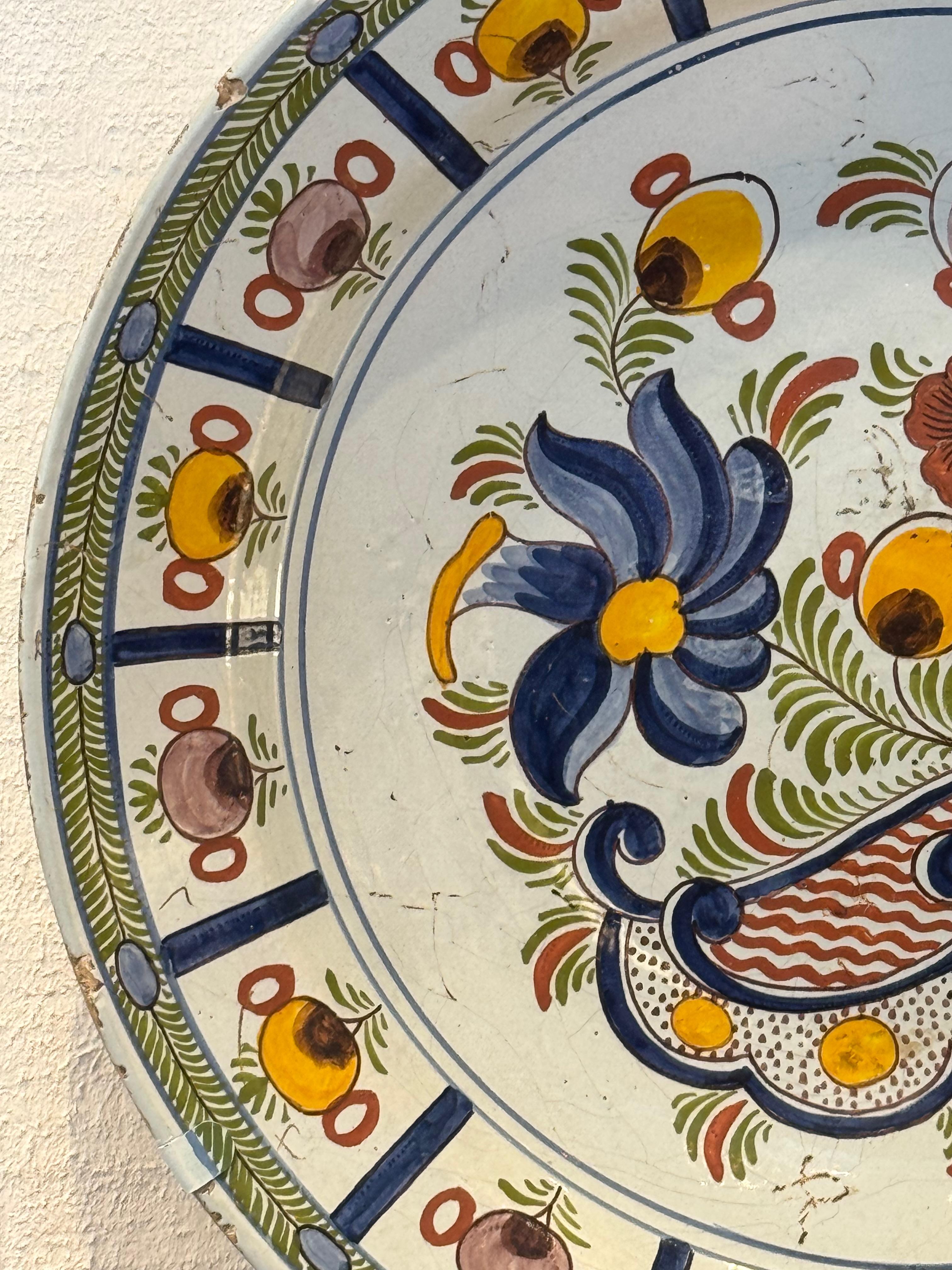 Cargador policromado de Delft del siglo XVIII con motivos florales y volutas Holandés en venta