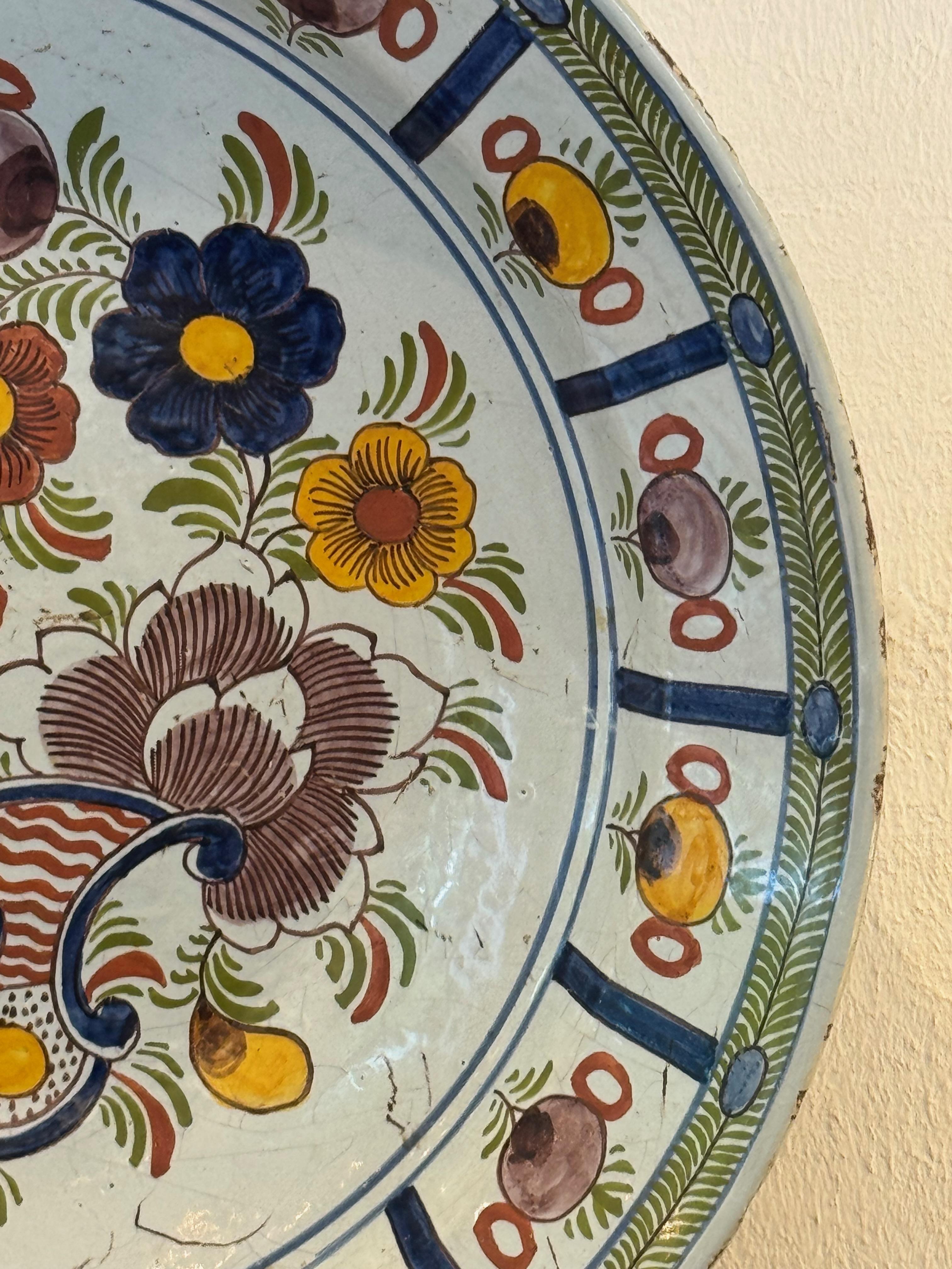 Cargador policromado de Delft del siglo XVIII con motivos florales y volutas en Bueno estado para la venta en Charlottesville, VA