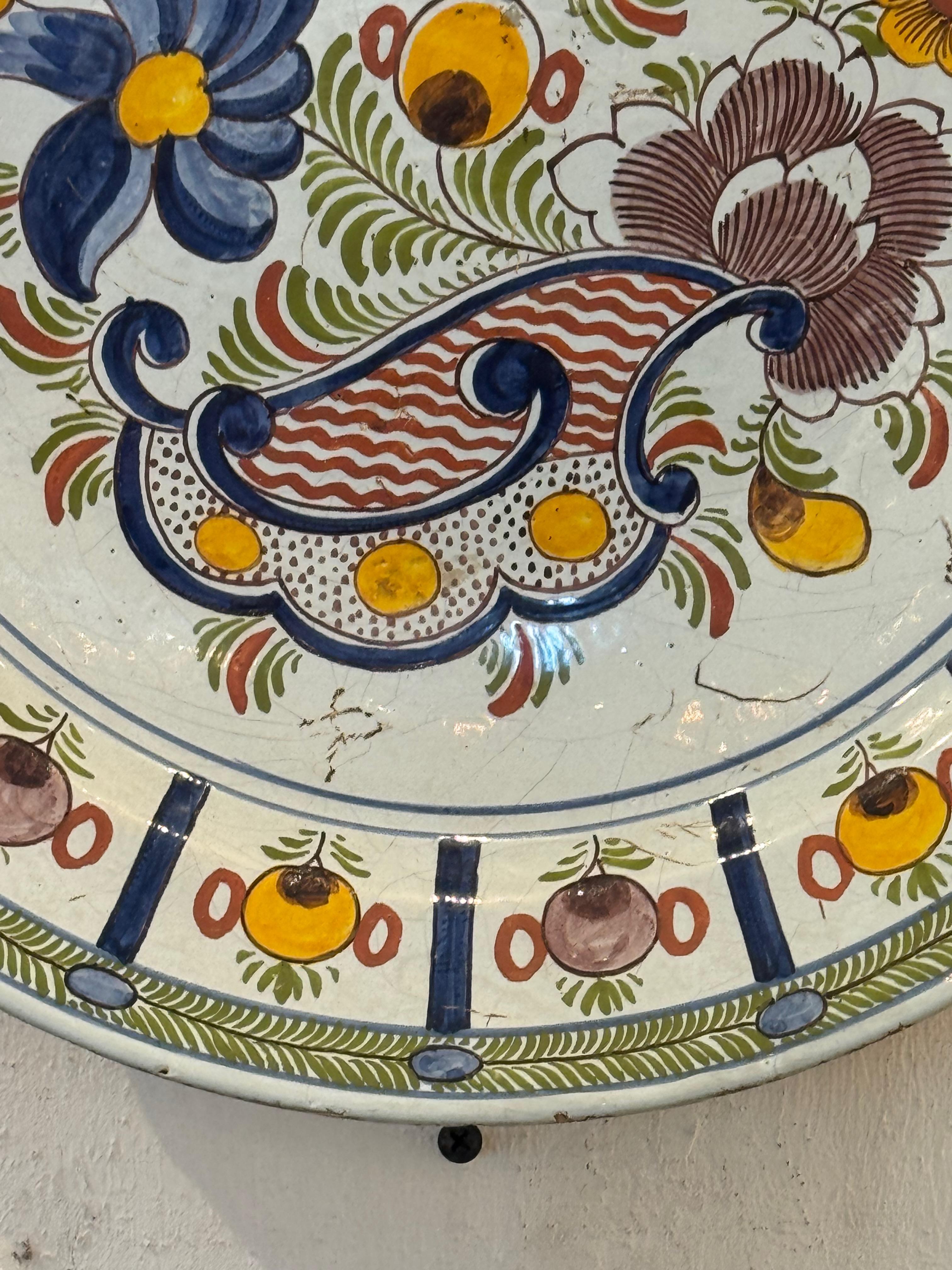 Cargador policromado de Delft del siglo XVIII con motivos florales y volutas Cerámica de Delft en venta