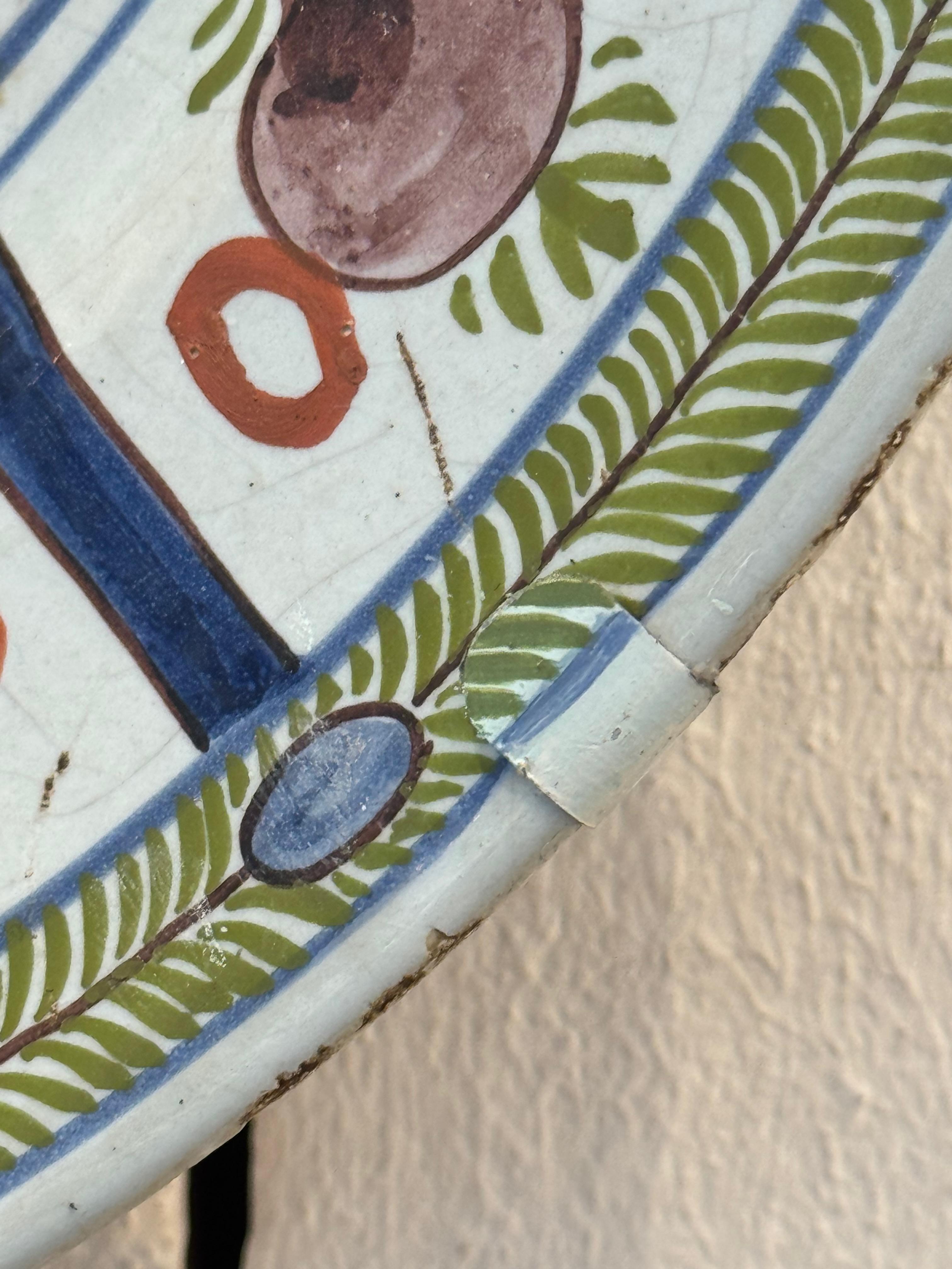 Cargador policromado de Delft del siglo XVIII con motivos florales y volutas en venta 1