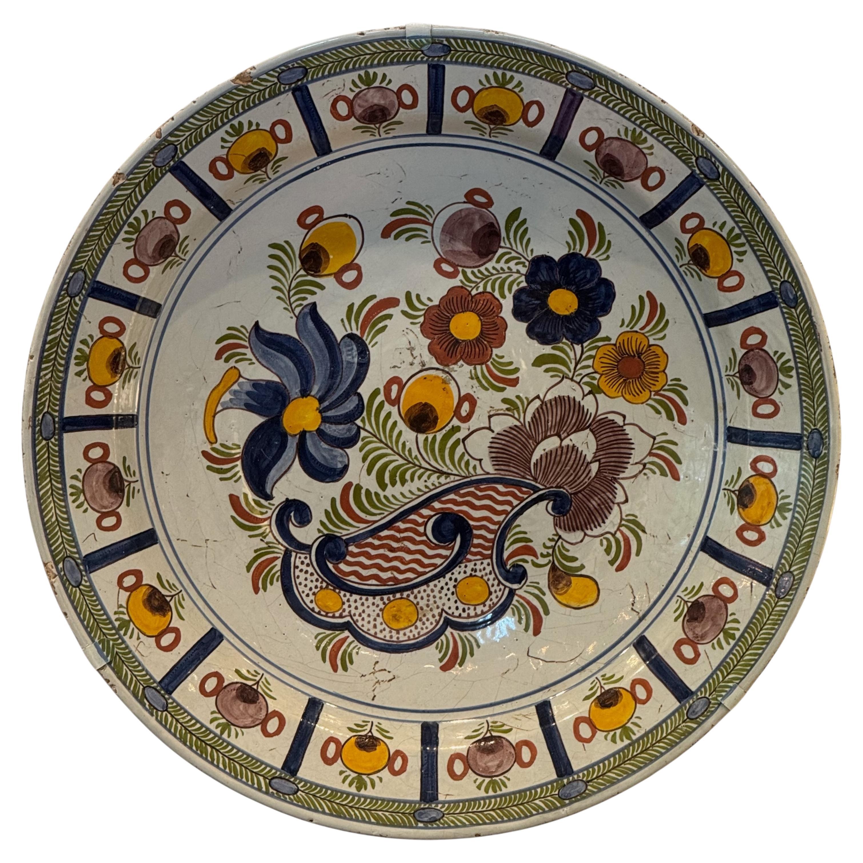 Cargador policromado de Delft del siglo XVIII con motivos florales y volutas en venta