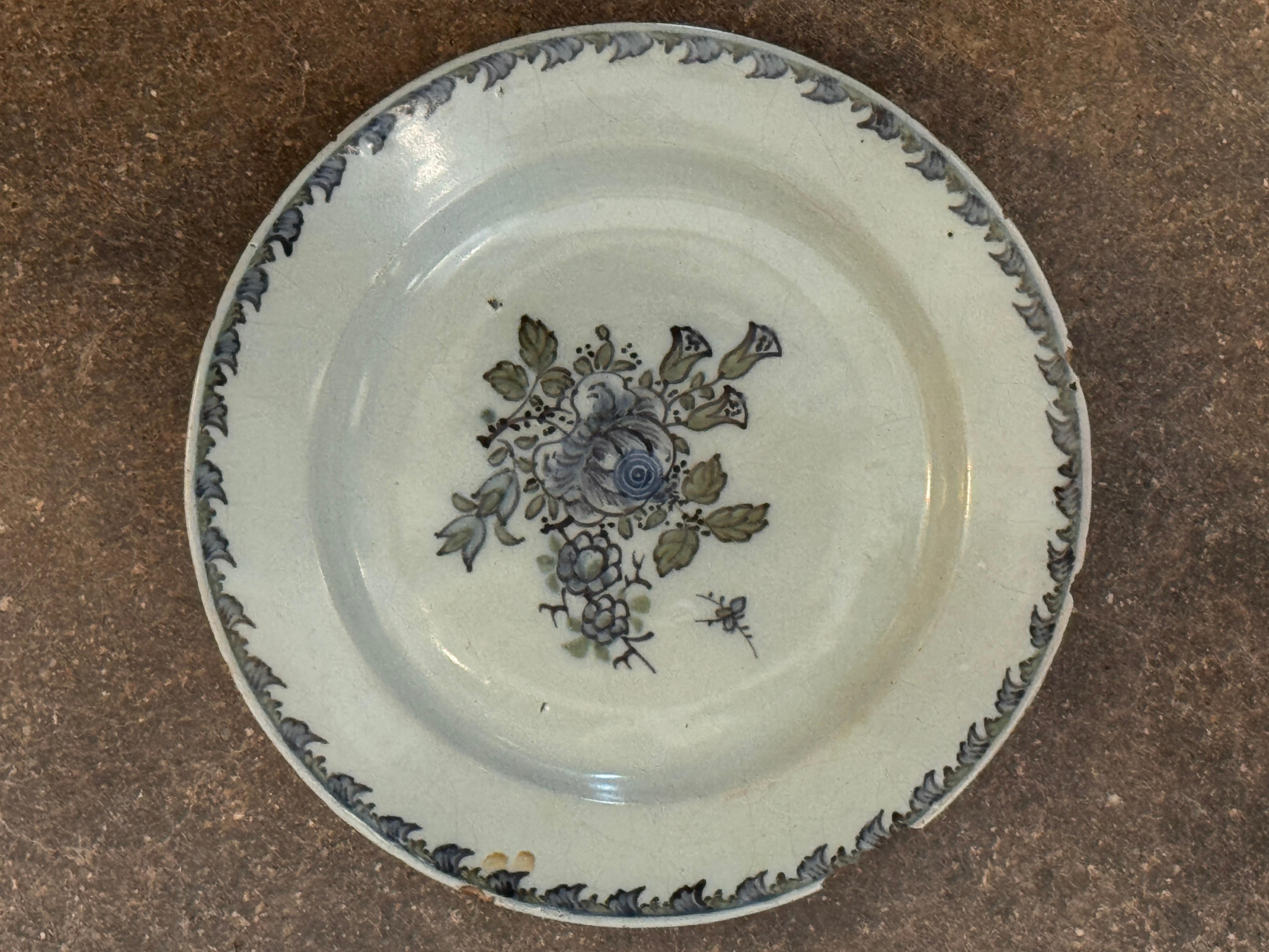 Delft Polychromer Teller mit Blumendekoration aus dem 18. (Niederländisch) im Angebot