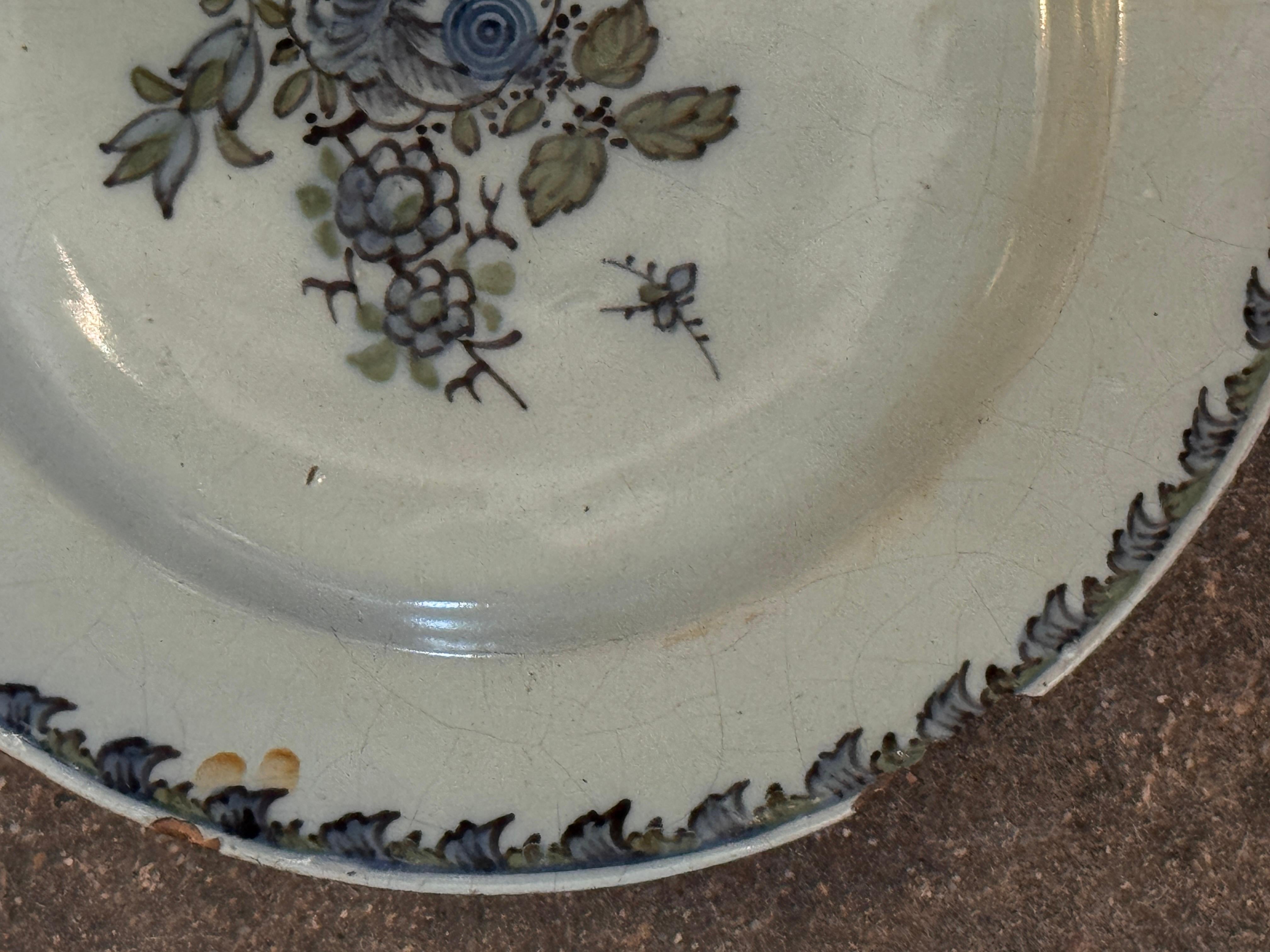 Delft Polychromer Teller mit Blumendekoration aus dem 18. im Zustand „Gut“ im Angebot in Charlottesville, VA