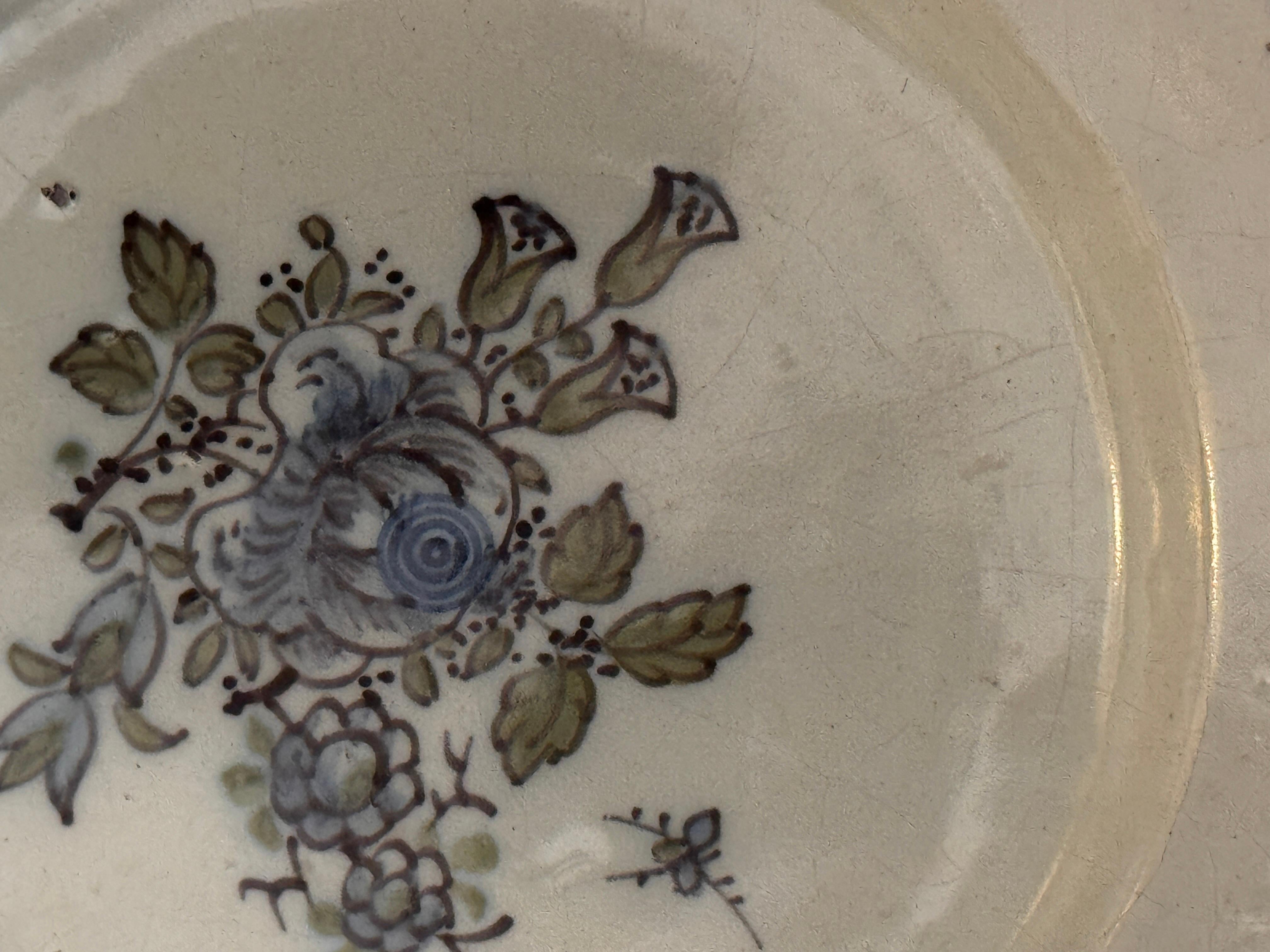 Delft Polychromer Teller mit Blumendekoration aus dem 18. (19. Jahrhundert) im Angebot