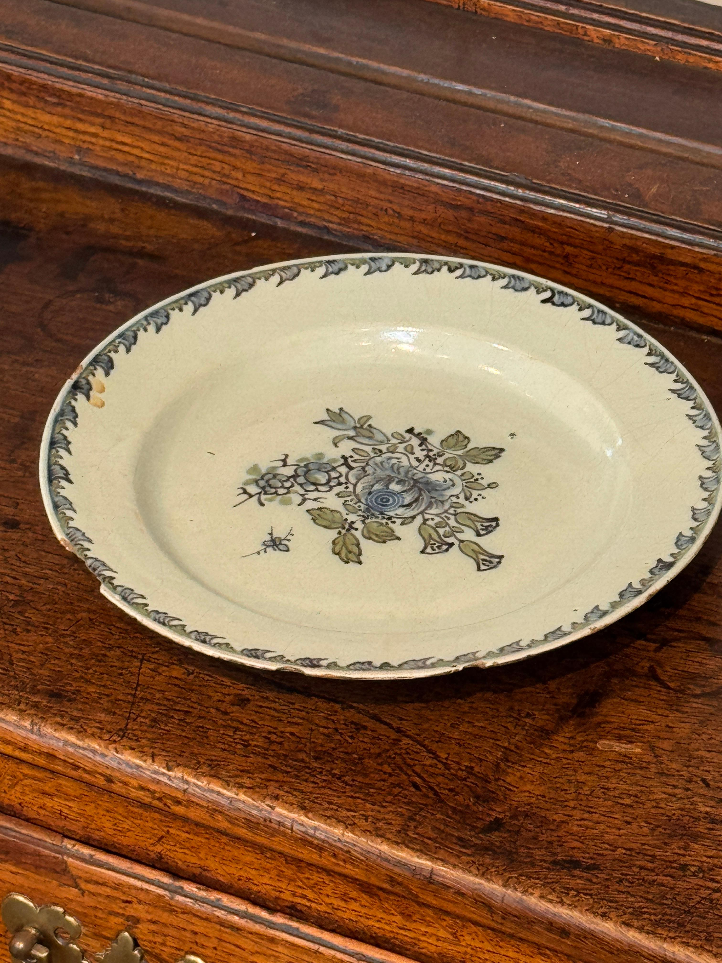 Delft Polychromer Teller mit Blumendekoration aus dem 18. (Delfter Blau) im Angebot