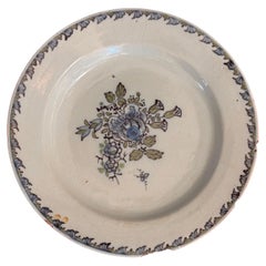 Delft Polychromer Teller mit Blumendekoration aus dem 18.