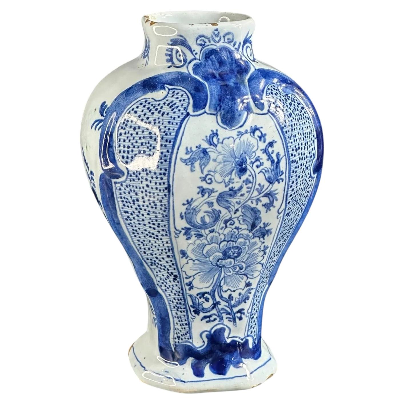 Vase de Delft du XVIIIe siècle signé Van Duijn, chef-d'œuvre raffiné peint à la main - 16,5 cm en vente